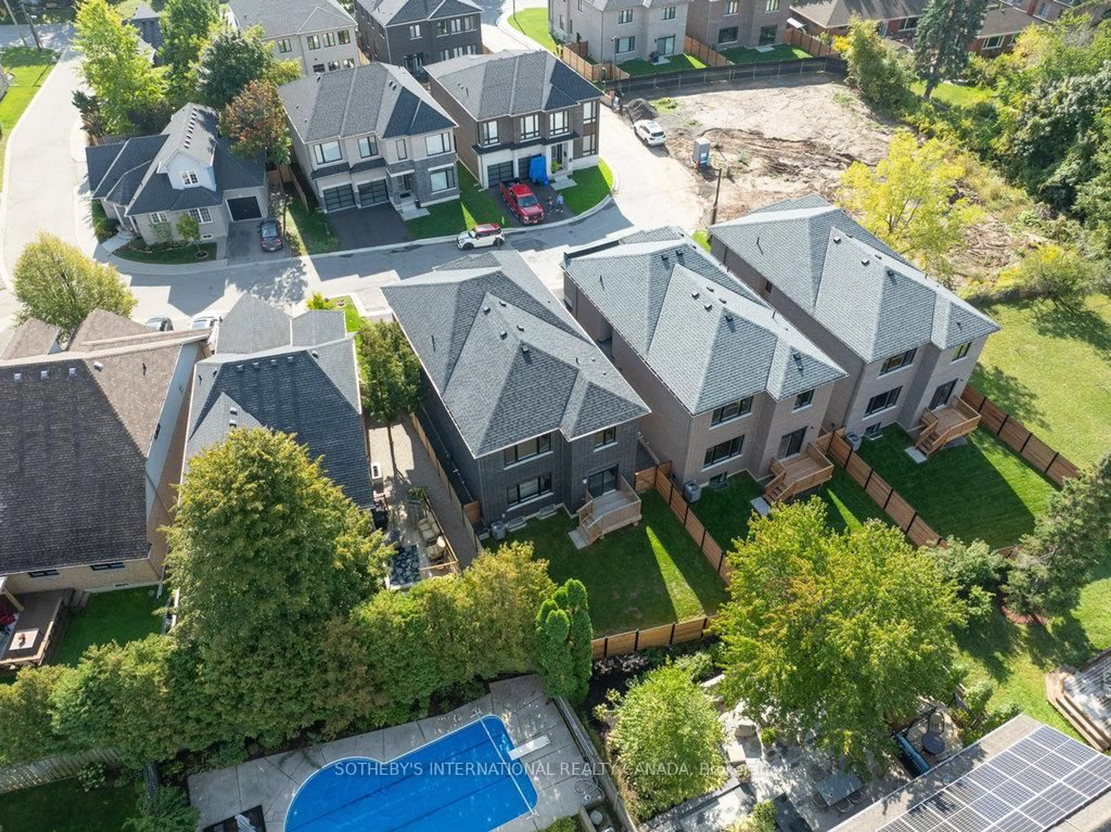 A pic from outside/outdoor area/front of a property/back of a property/a pic from drone, city buildings view from balcony for 518 Markay Common, Burlington Ontario L7S 0A6