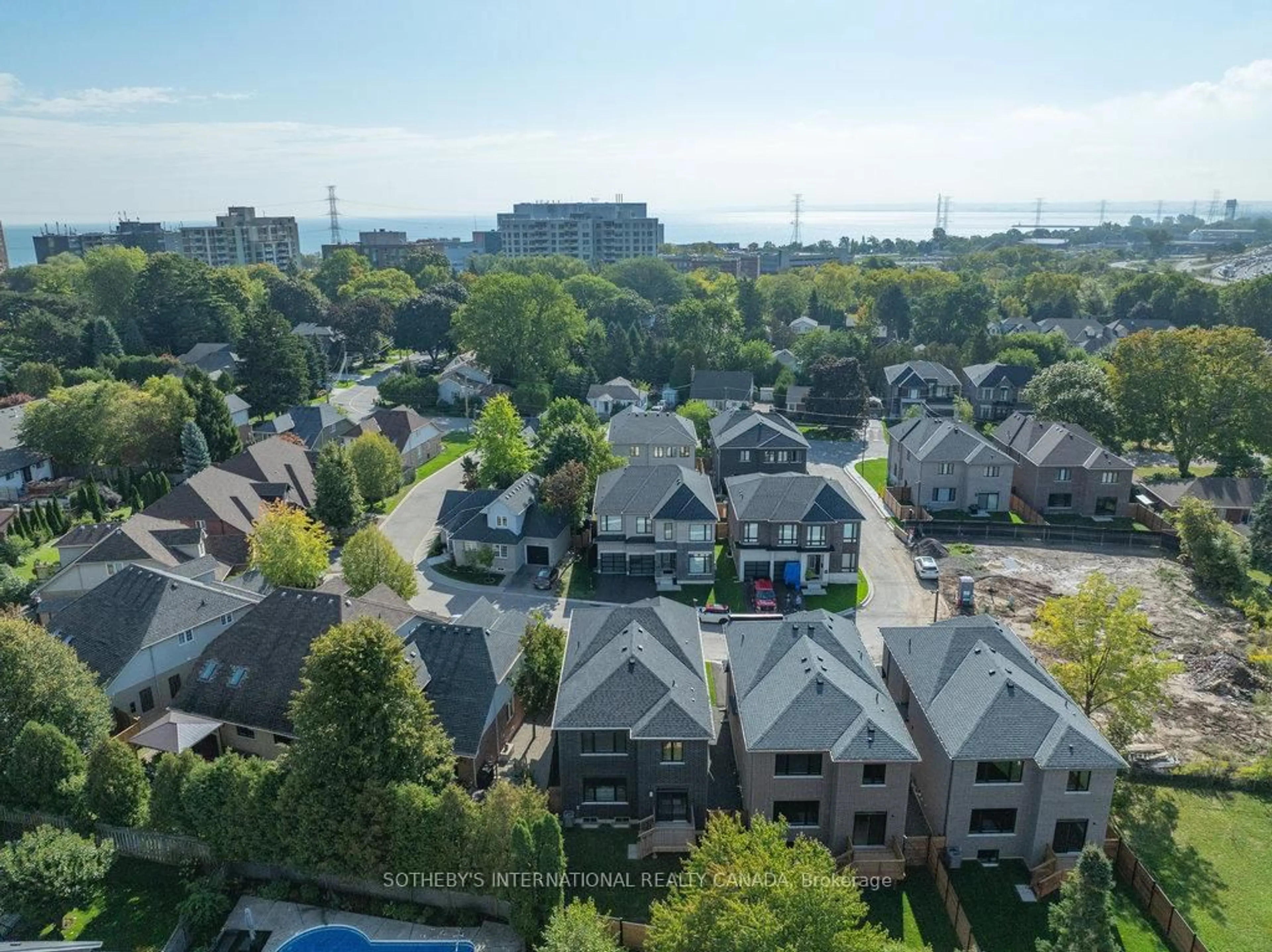 A pic from outside/outdoor area/front of a property/back of a property/a pic from drone, city buildings view from balcony for 518 Markay Common, Burlington Ontario L7S 0A6