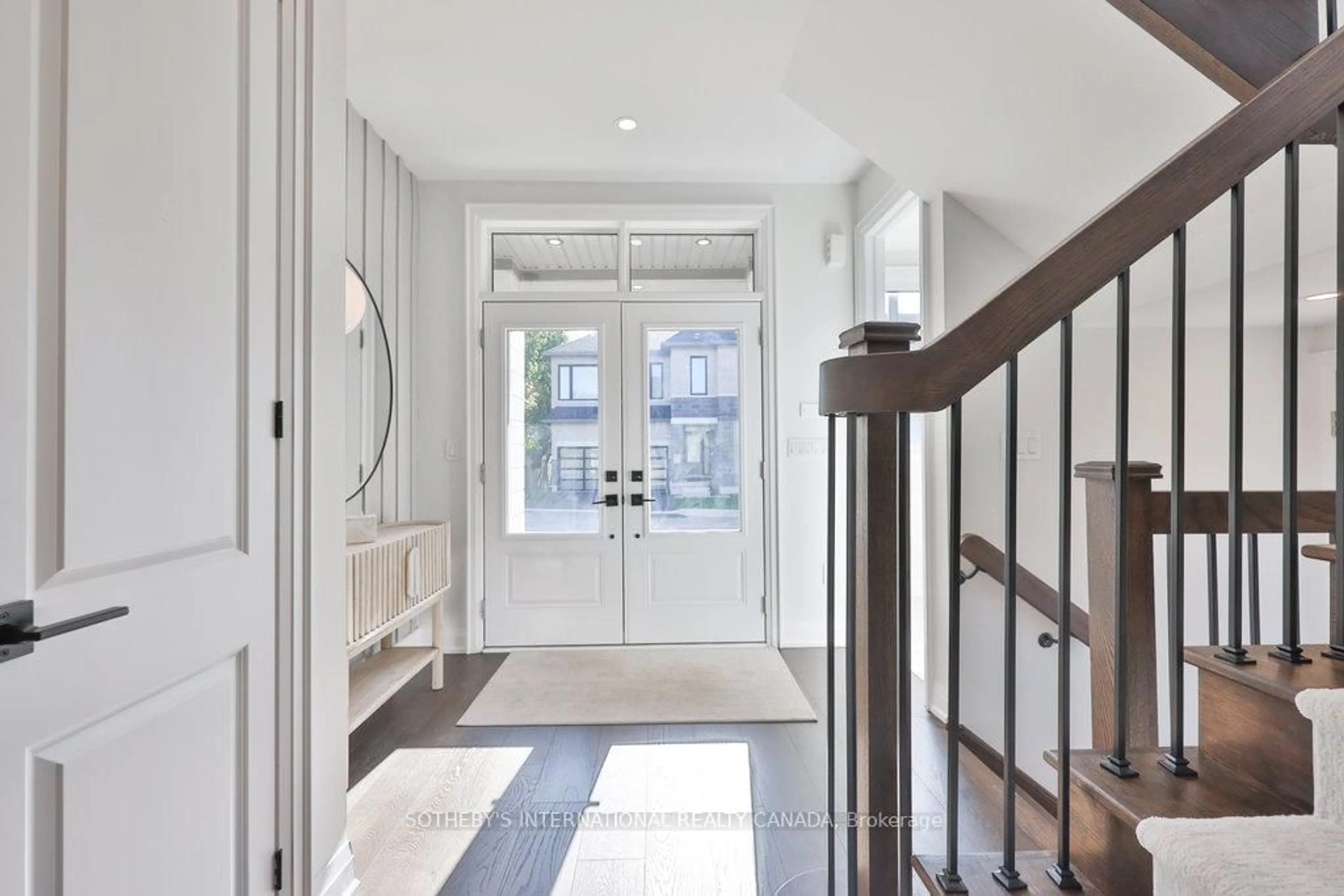 Indoor entryway for 520 Markay Common, Burlington Ontario L7S 0A6