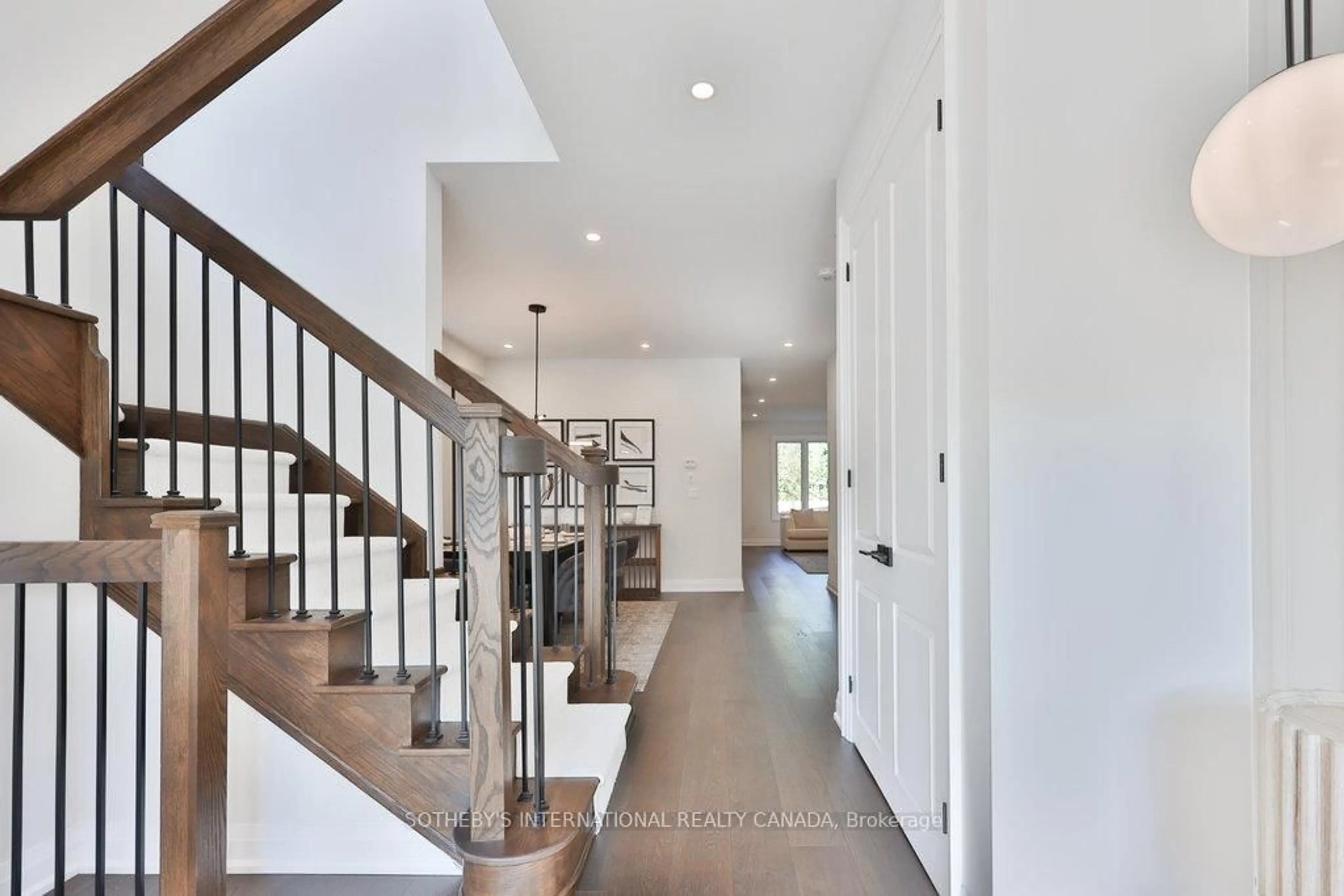 Indoor entryway for 520 Markay Common, Burlington Ontario L7S 0A6