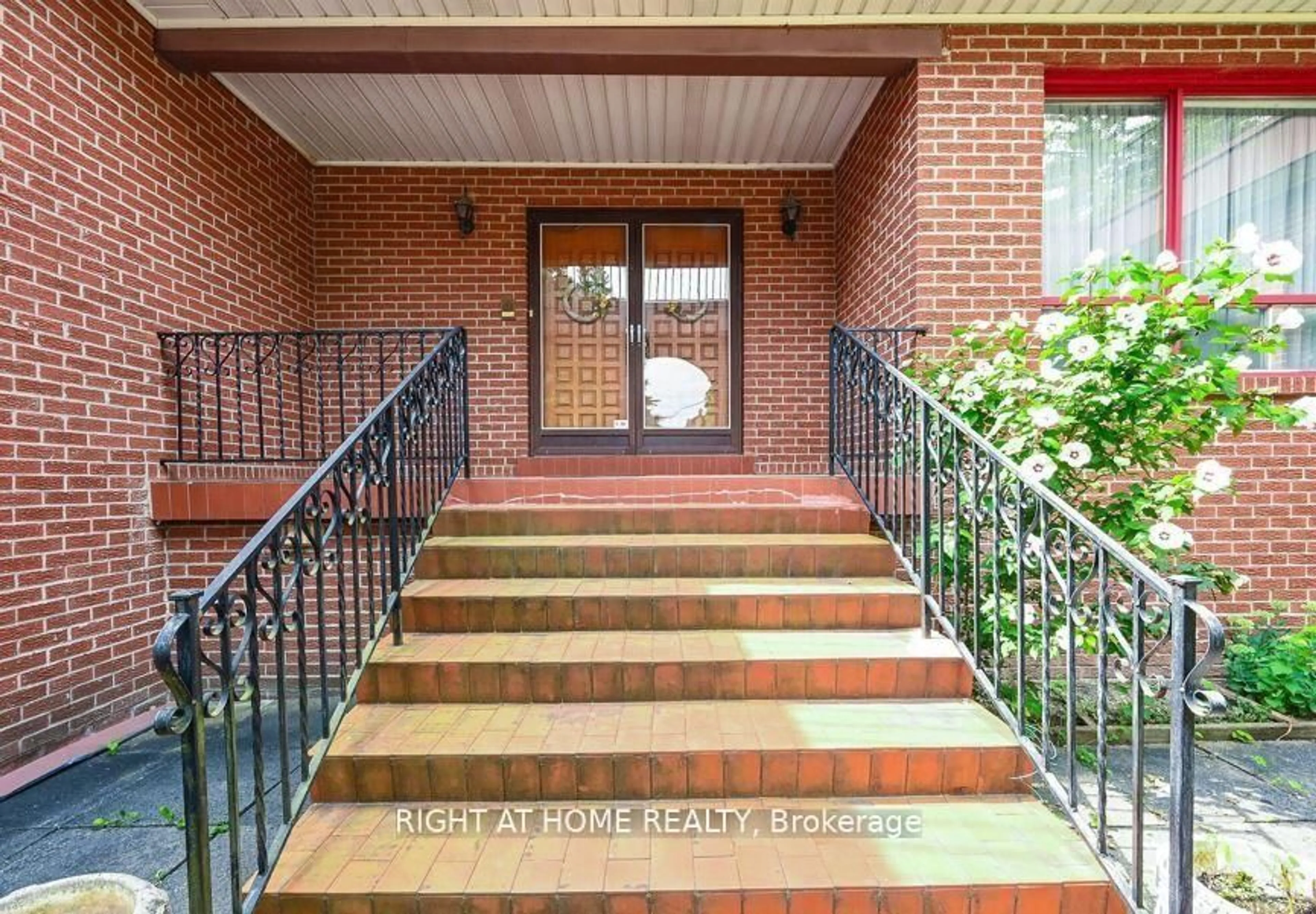 Indoor foyer for 6800 Second Line, Mississauga Ontario L5W 1M9