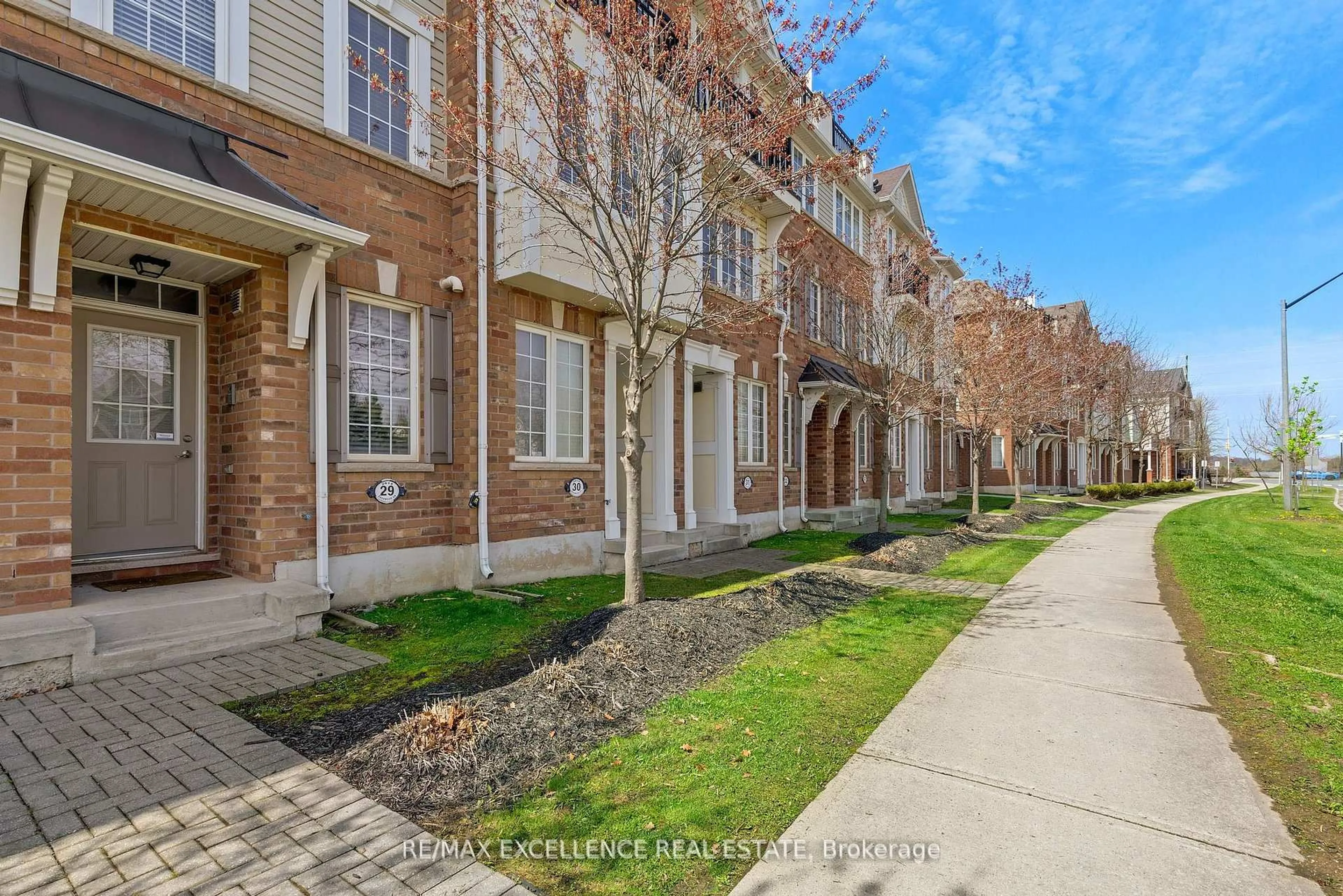 A pic from outside/outdoor area/front of a property/back of a property/a pic from drone, street for 2614 Dashwood Dr #29, Oakville Ontario L6M 0K5