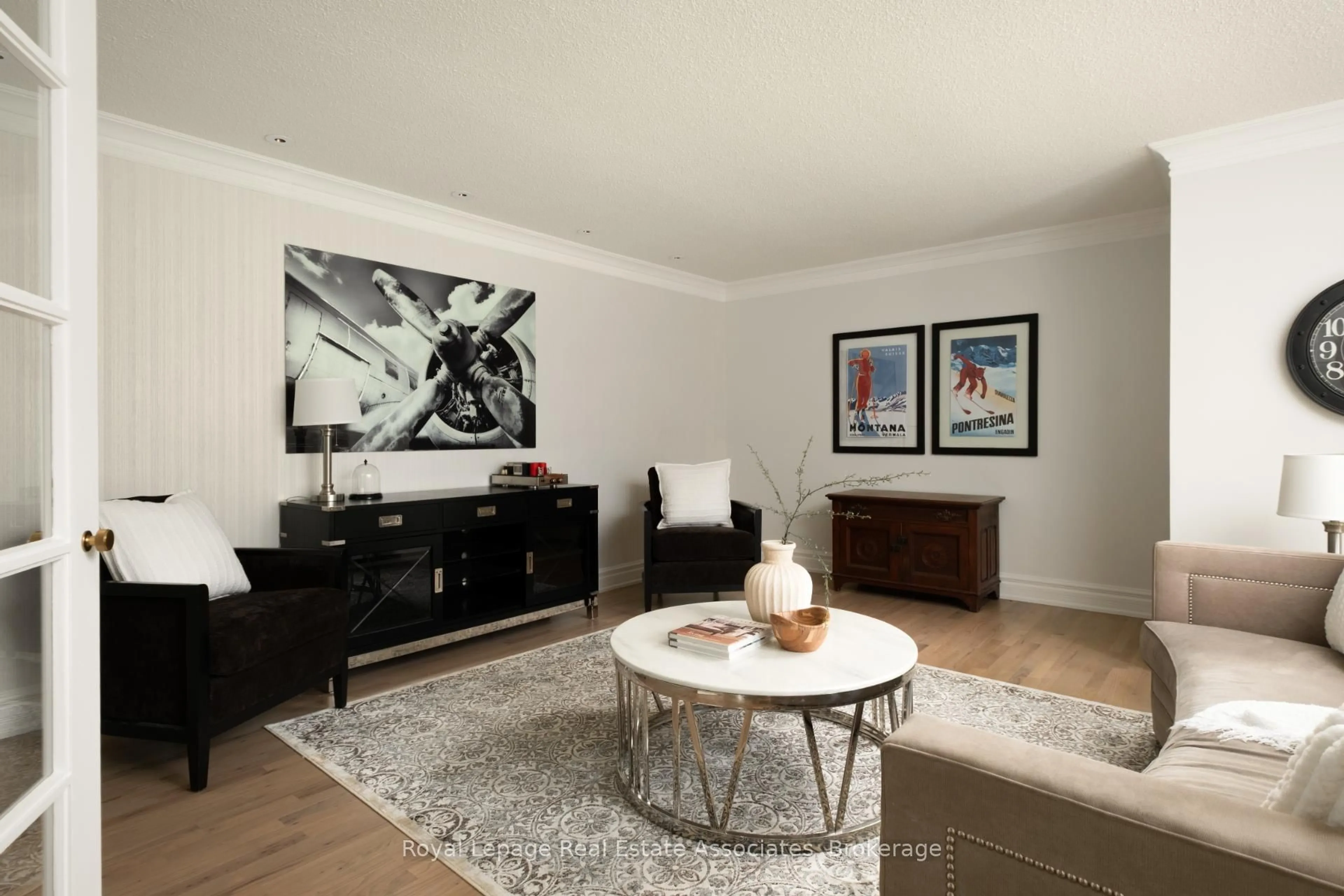 Living room with furniture, unknown for 32 Cedar Dr, Caledon Ontario L7K 1H6