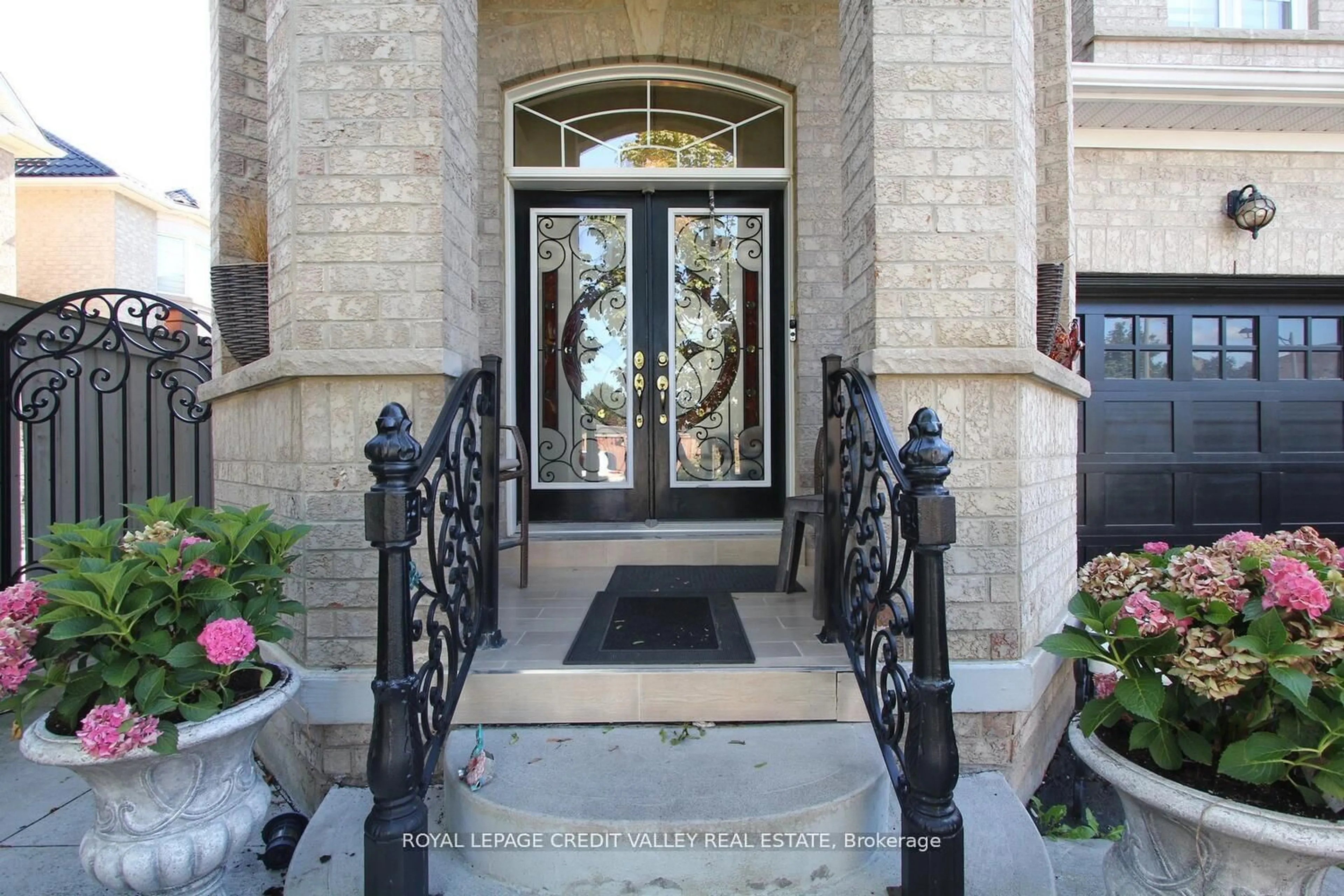 Indoor foyer for 12 Helman Rd, Brampton Ontario L6R 0R6