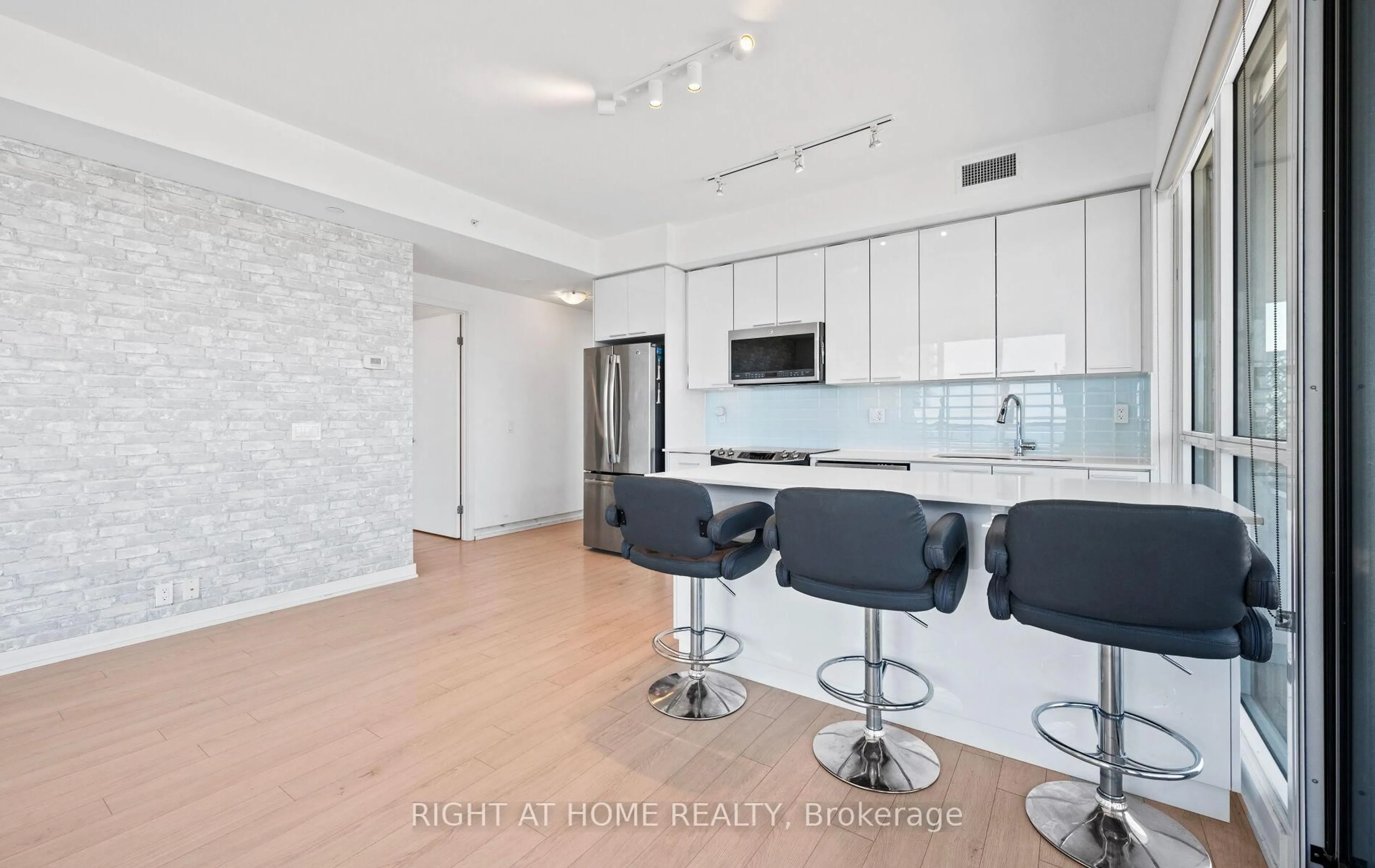 Open concept kitchen, unknown for 10 Park Lawn Rd #3409, Toronto Ontario M8Y 3H8