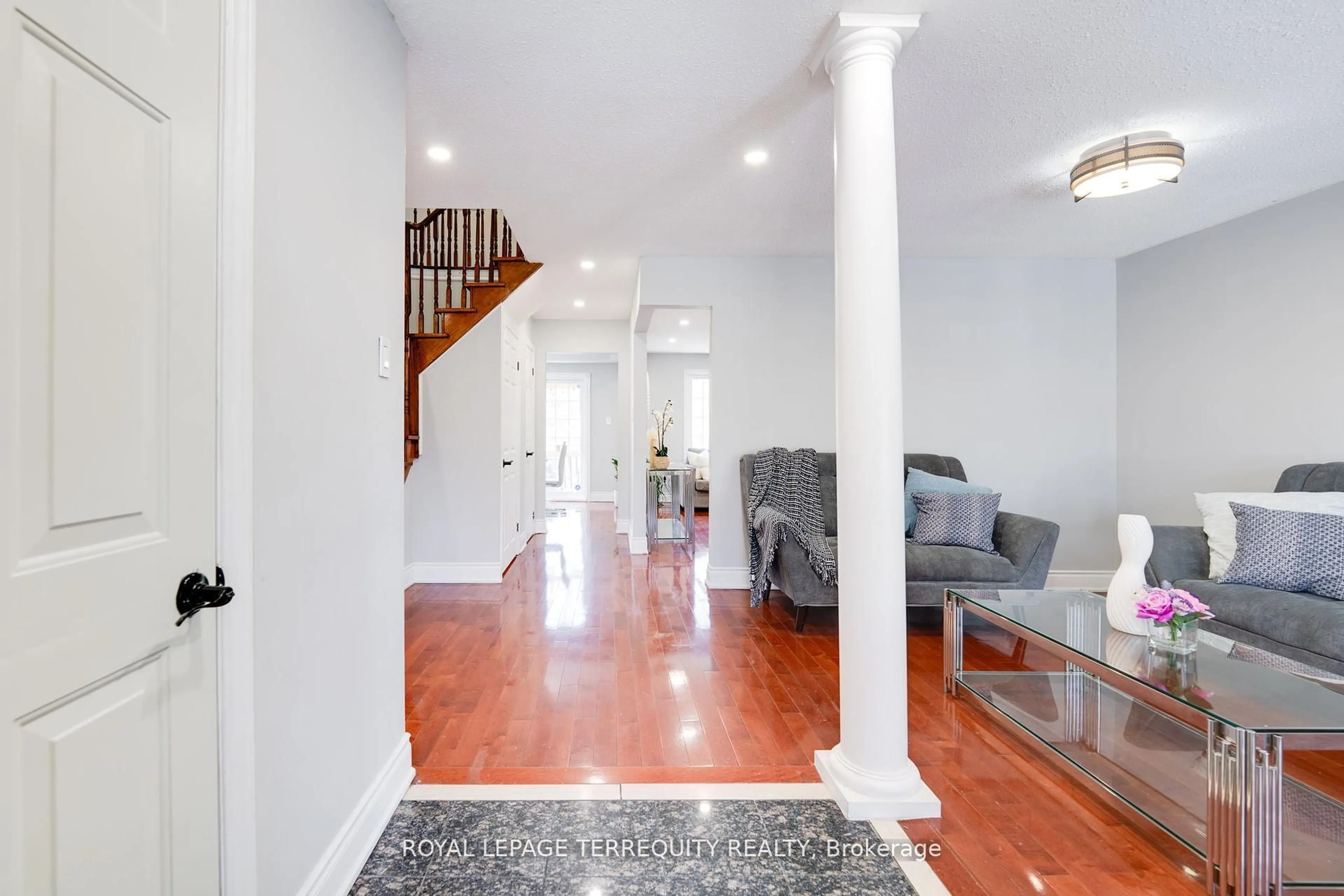 Indoor foyer for 4242 Petersburg Cres, Mississauga Ontario L4Z 2T3