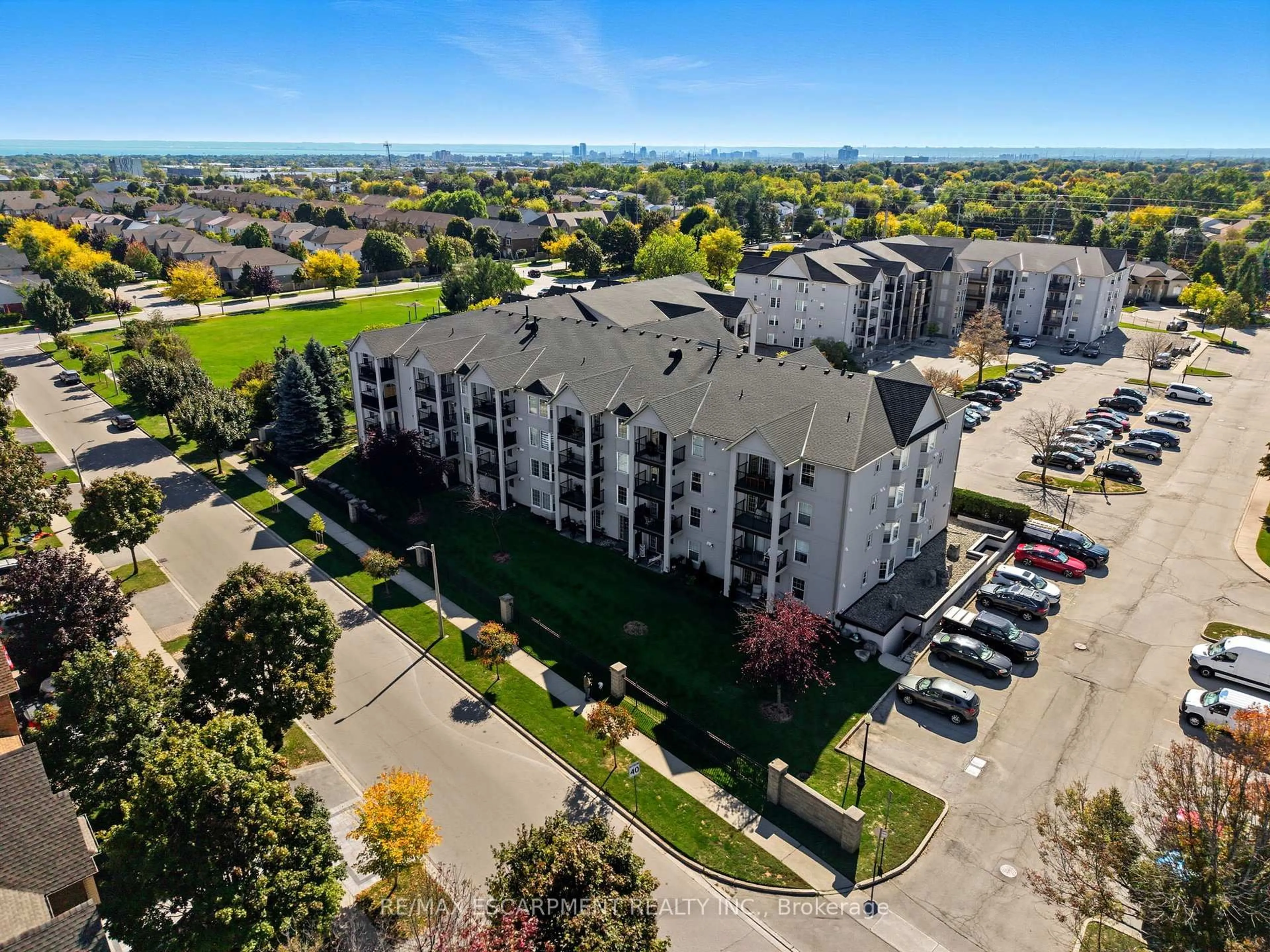 A pic from outside/outdoor area/front of a property/back of a property/a pic from drone, unknown for 1421 Walker's Line #304, Burlington Ontario L7M 4P4
