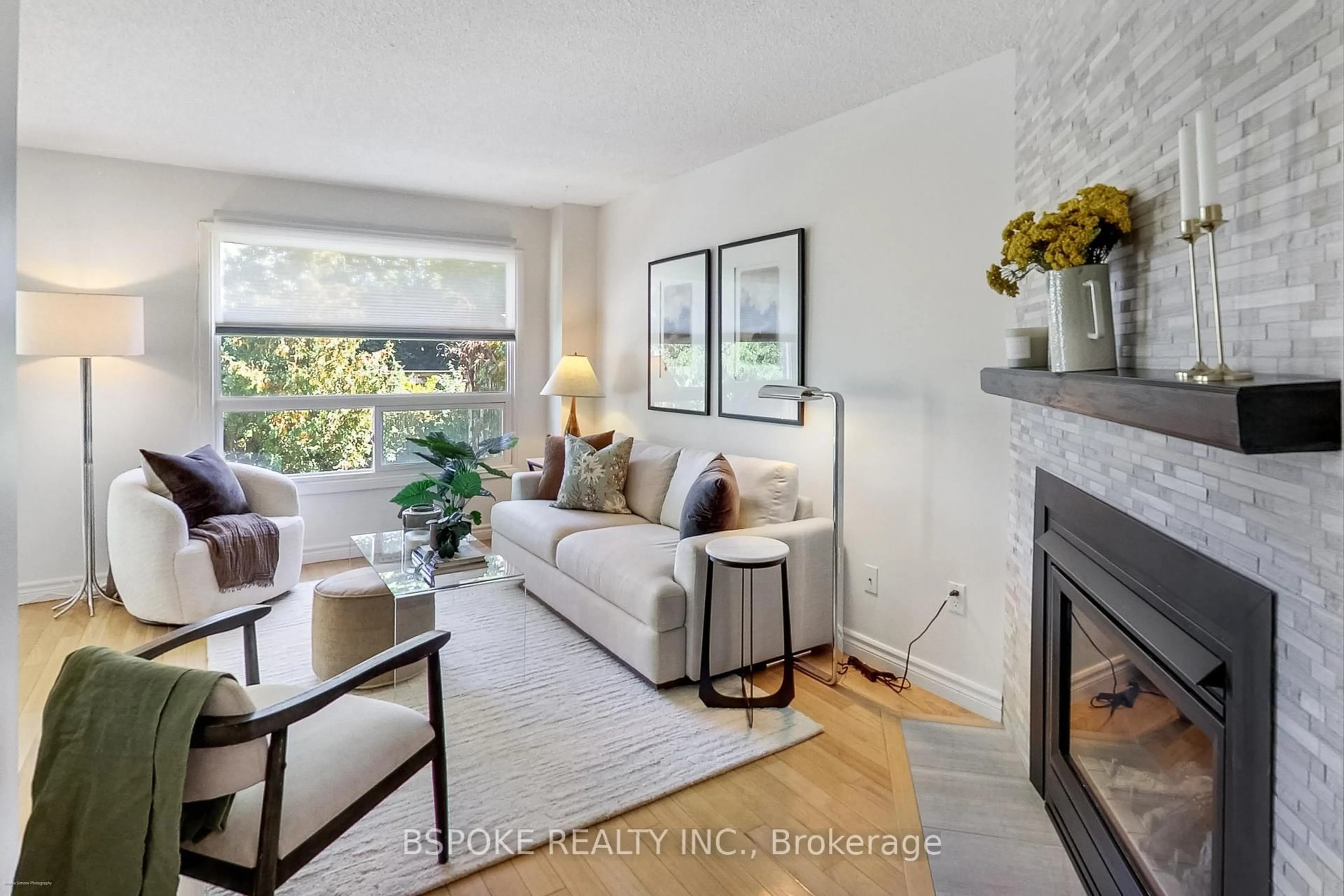 Living room with furniture, unknown for 3079 Fifth Line #3, Mississauga Ontario L5L 3T1
