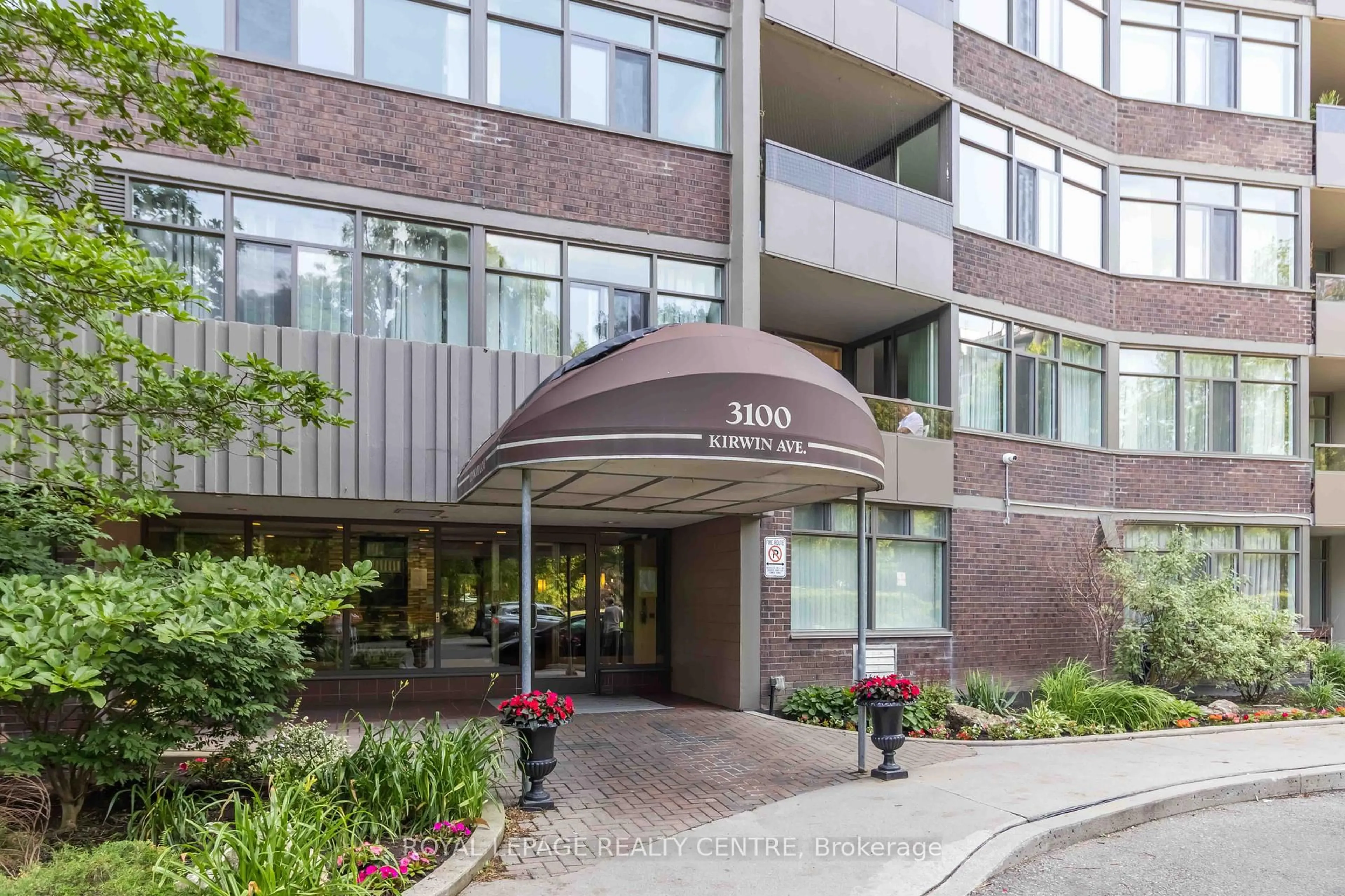 Indoor foyer for 3100 Kirwin Ave #1808, Mississauga Ontario L5A 3S6