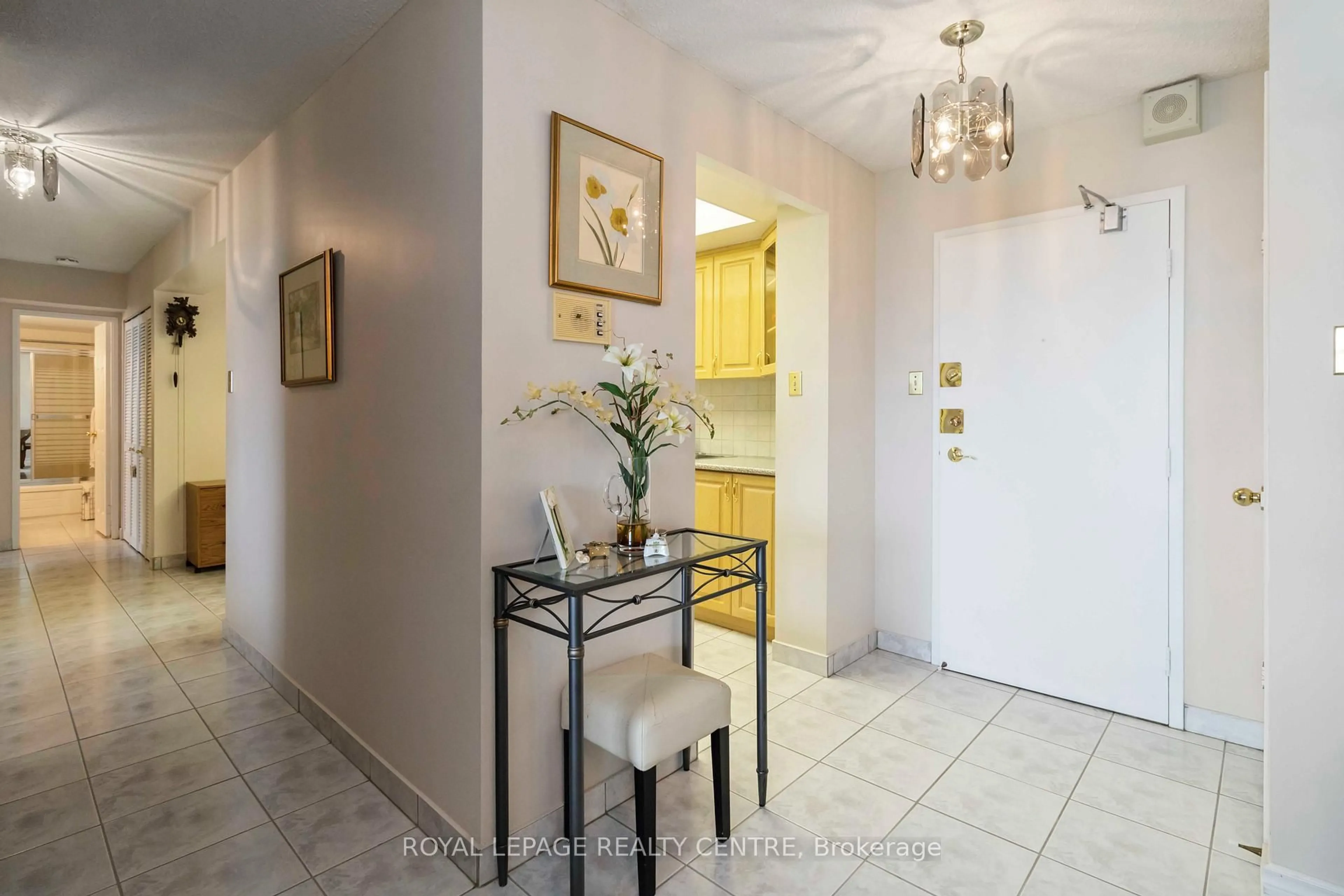 Indoor entryway for 3100 Kirwin Ave #1808, Mississauga Ontario L5A 3S6