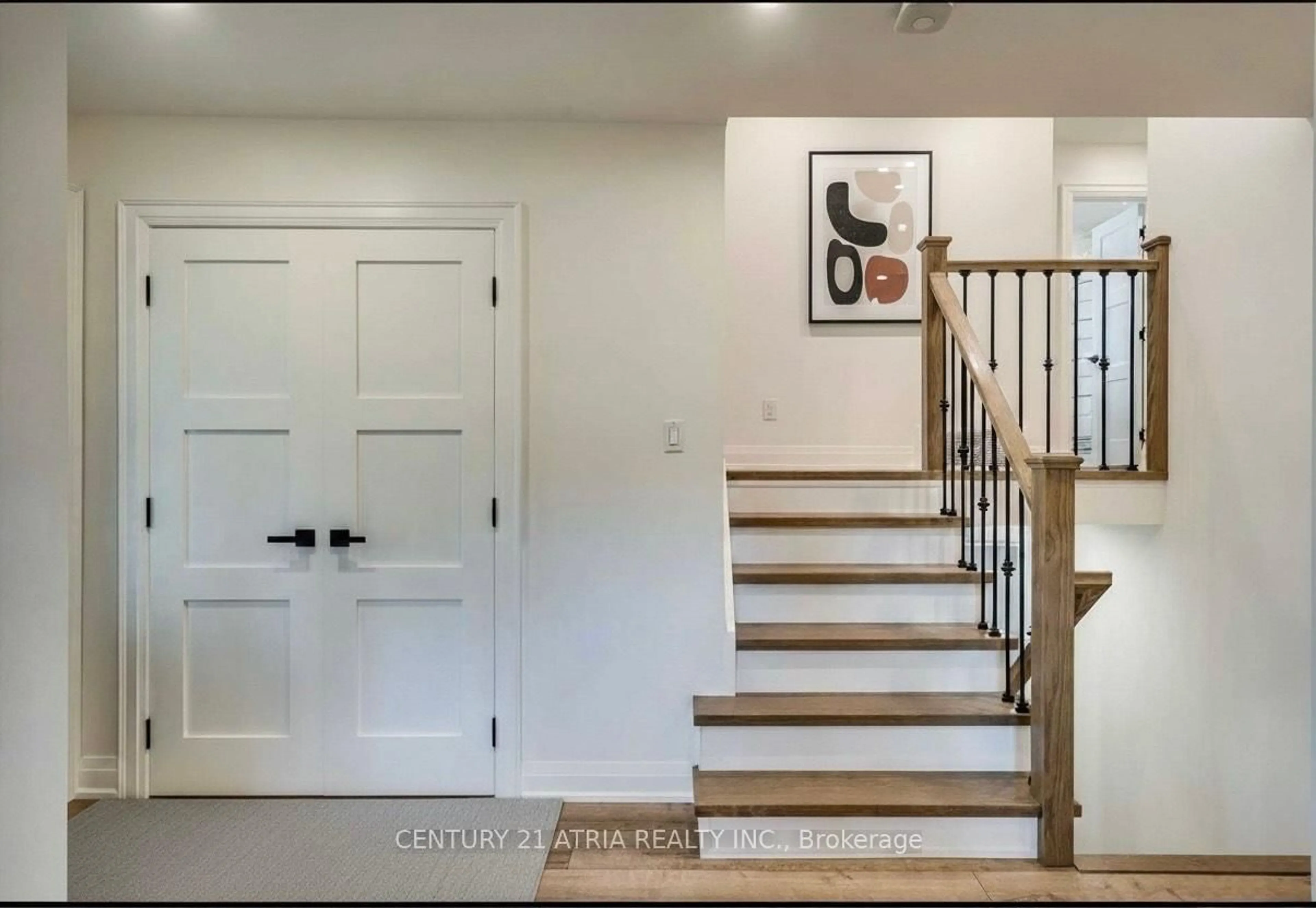 Indoor entryway for 1319 Oxford Ave, Oakville Ontario L6H 1T2