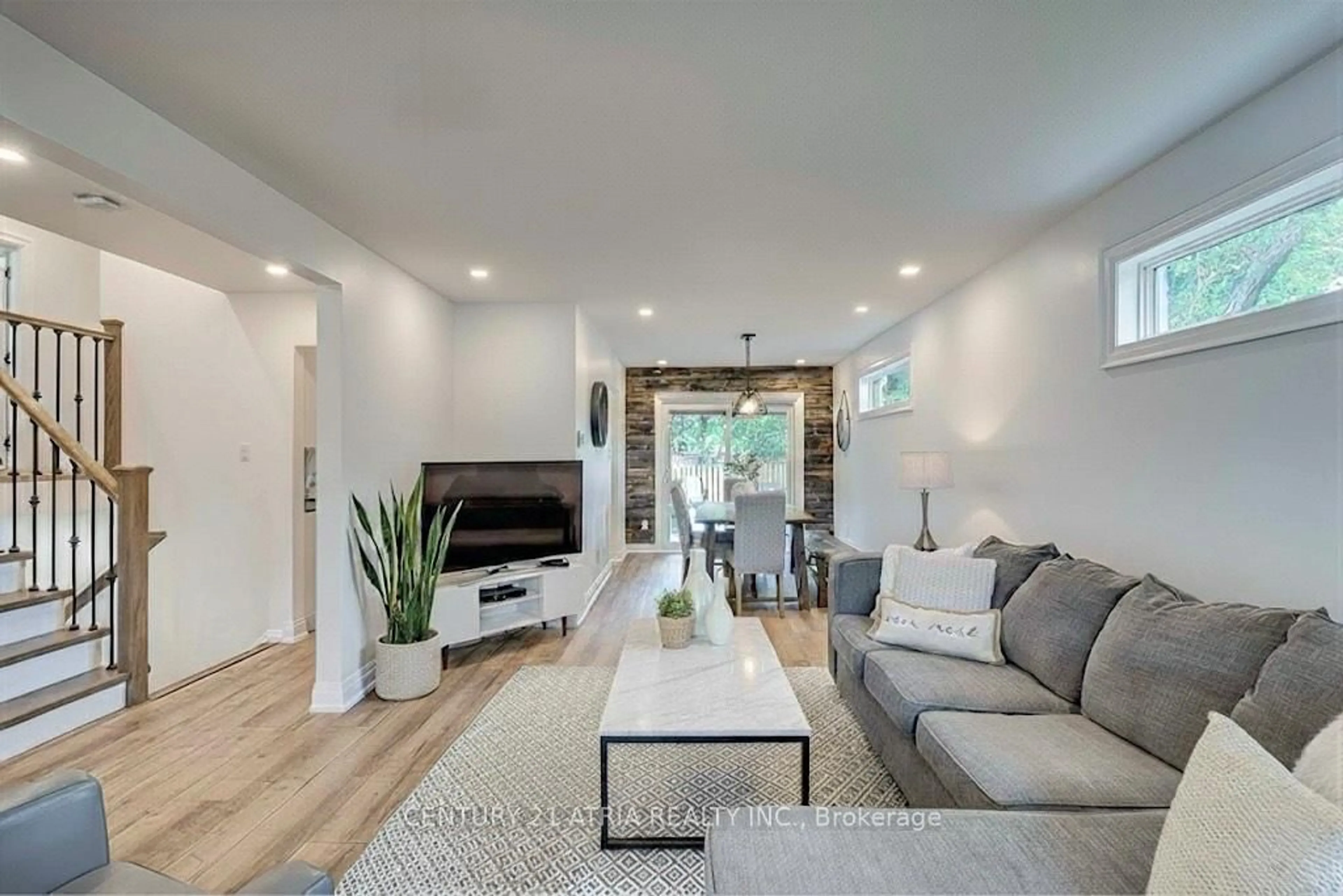 Living room with furniture, unknown for 1319 Oxford Ave, Oakville Ontario L6H 1T2