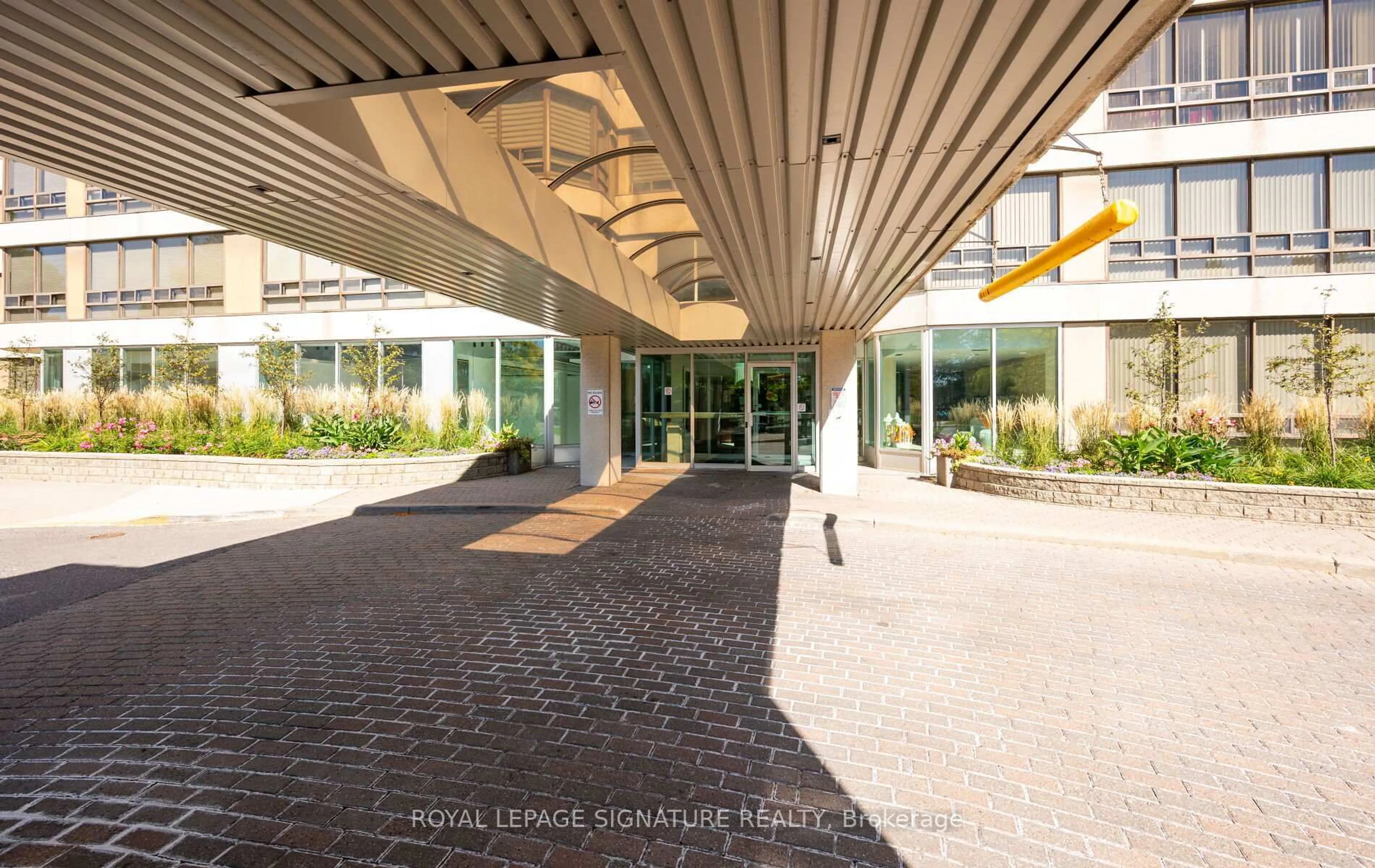 Indoor foyer for 310 Mill St #1207, Brampton Ontario L6Y 3B1