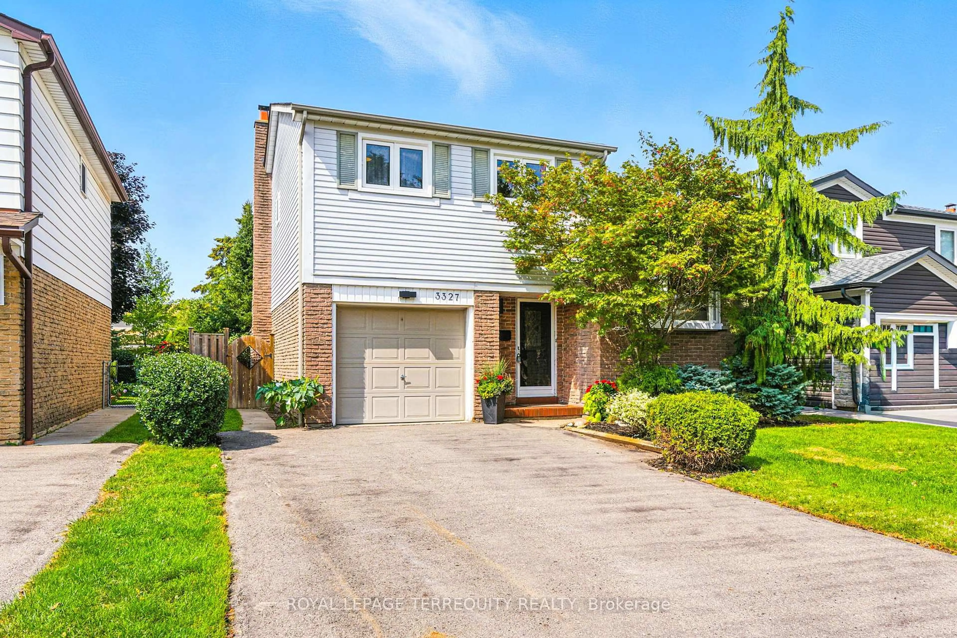 Home with brick exterior material, street for 3327 Kings Masting Cres, Mississauga Ontario L5L 1G5