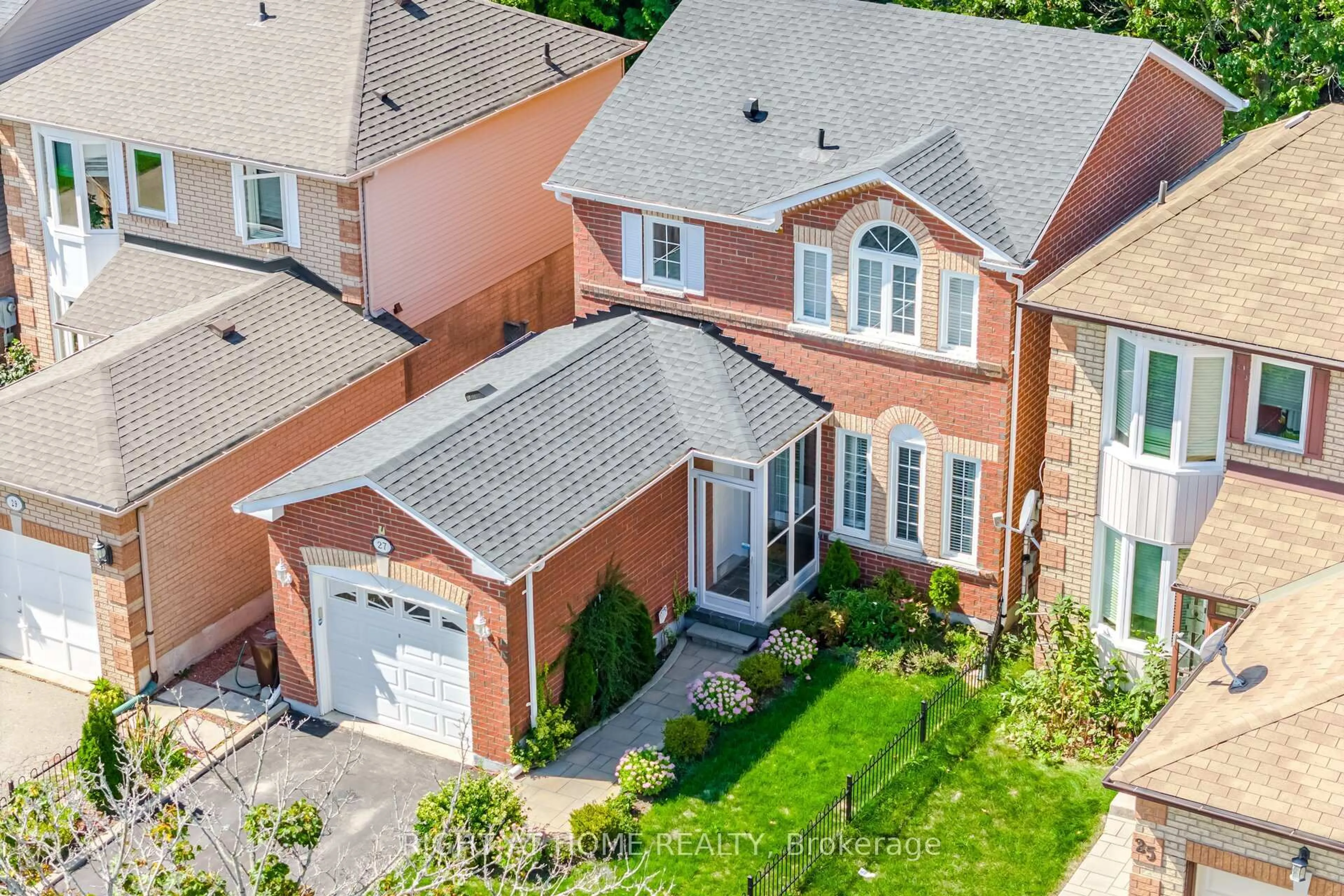 A pic from outside/outdoor area/front of a property/back of a property/a pic from drone, street for 27 Lasby Lane, Halton Hills Ontario L7J 2W9