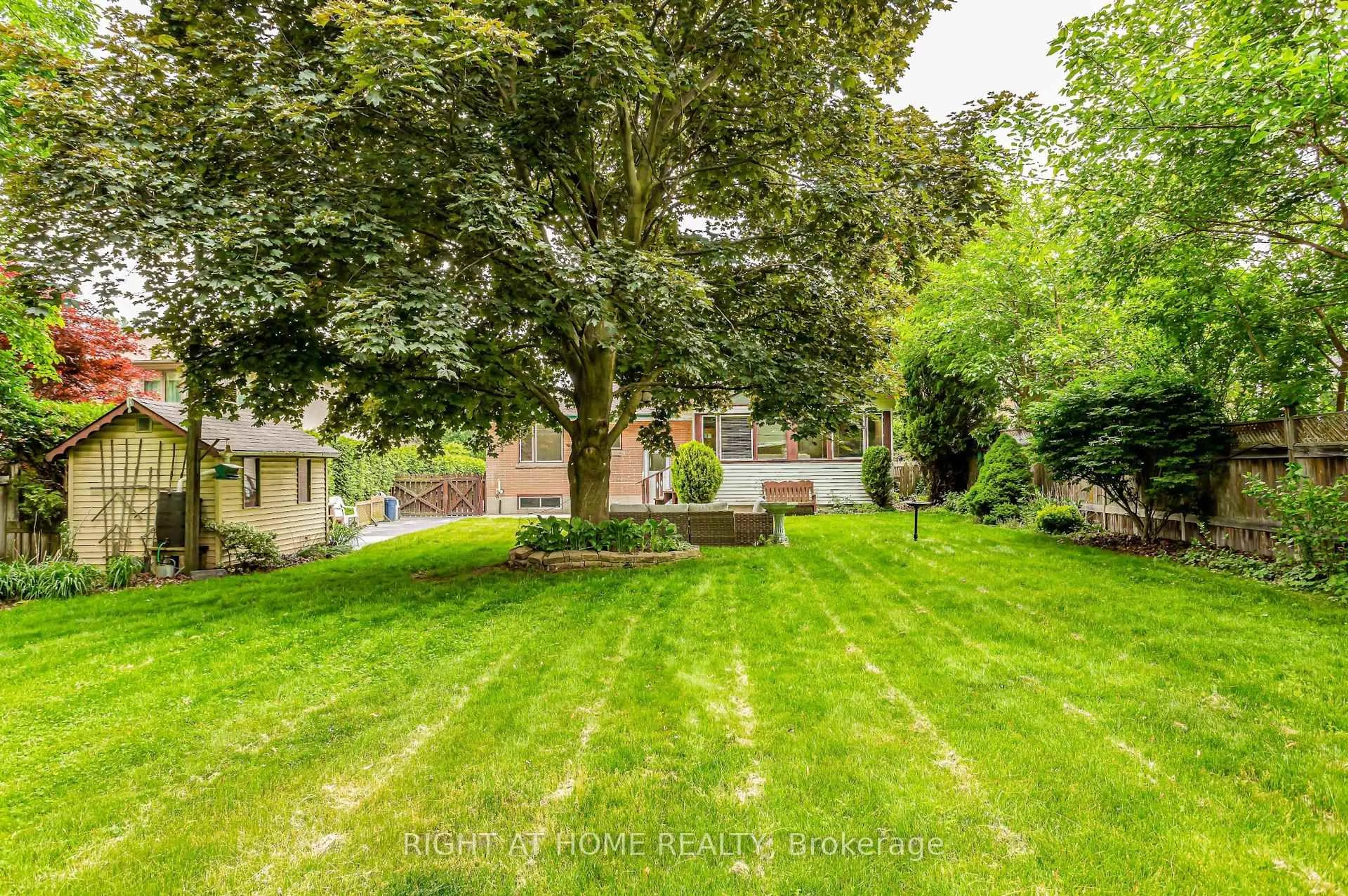 A pic from outside/outdoor area/front of a property/back of a property/a pic from drone, street for 411 Maplehurst Ave, Oakville Ontario L6L 4Y3