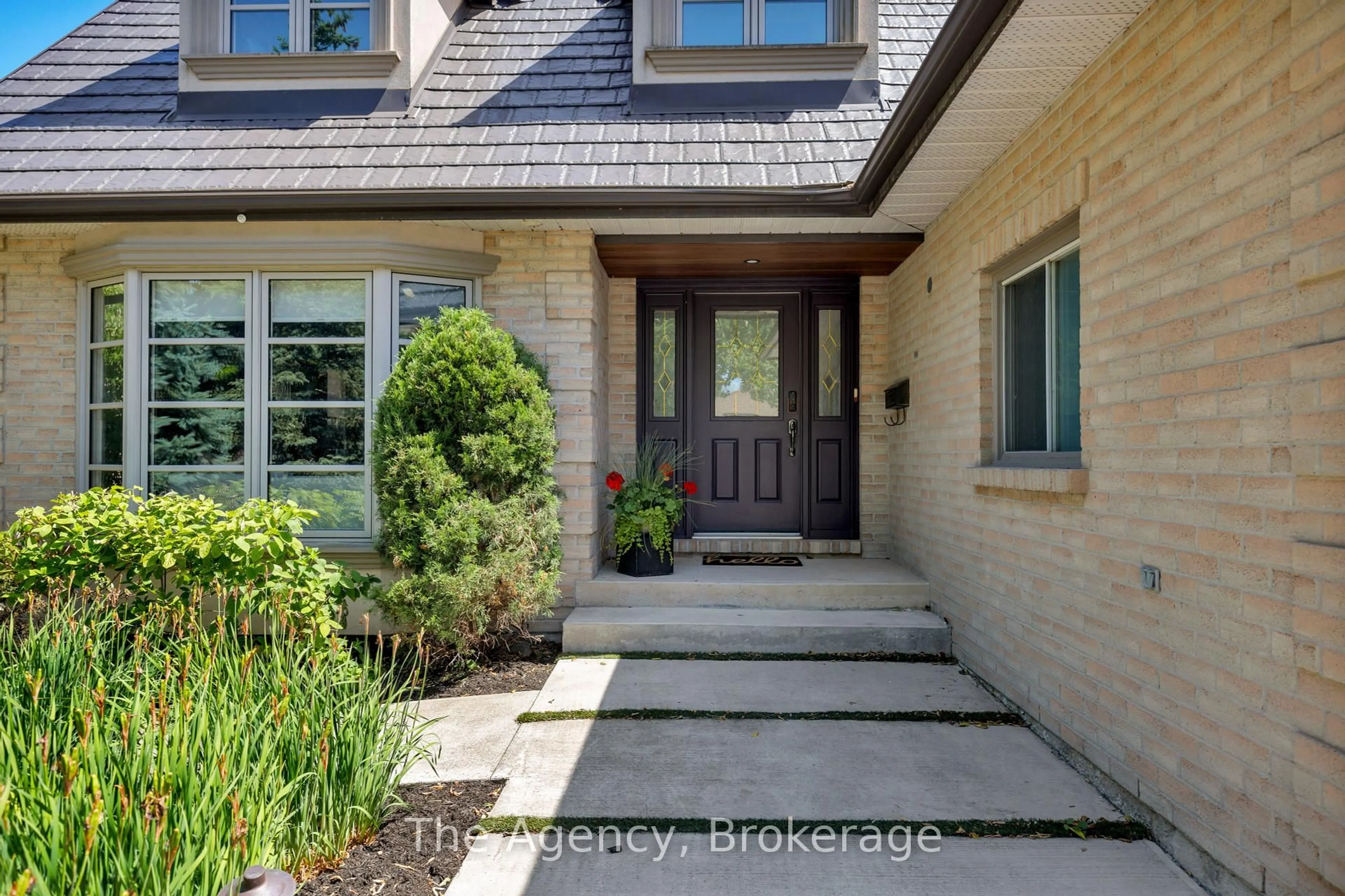 Indoor entryway for 262 Mary St, Oakville Ontario L6K 3V4