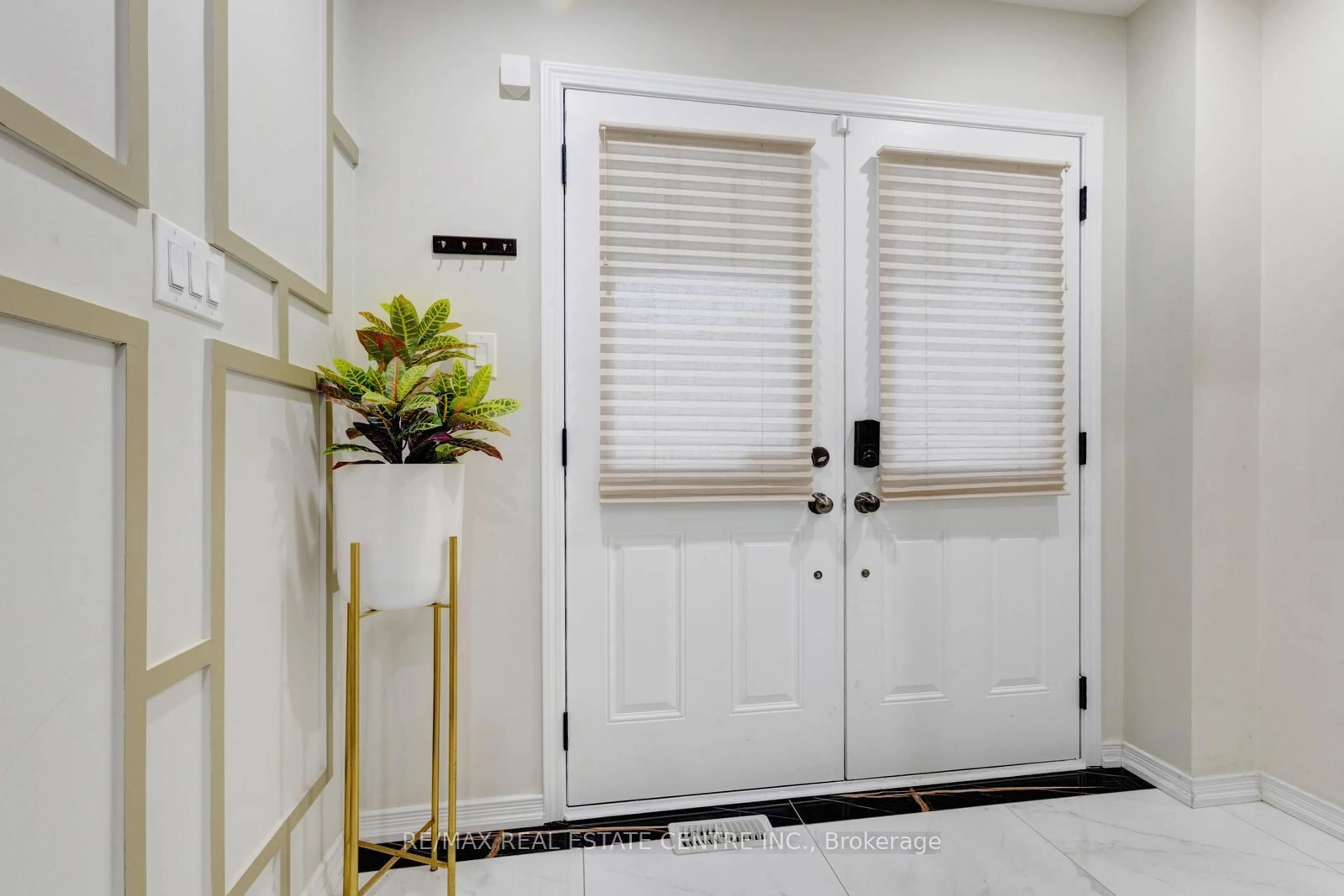 Indoor entryway for 11 Hoover Rd, Brampton Ontario L7A 4L2