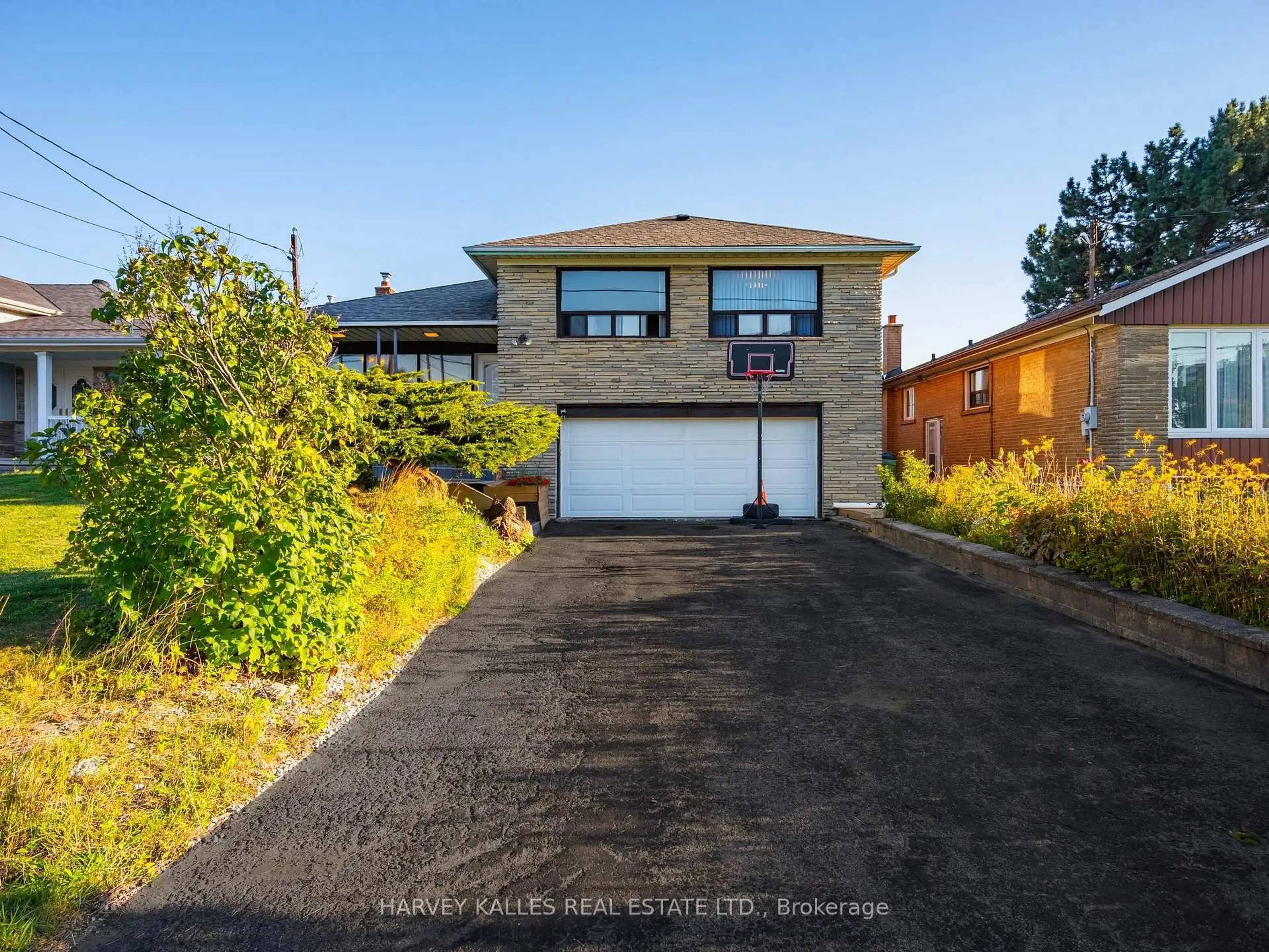 A pic from outside/outdoor area/front of a property/back of a property/a pic from drone, street for 49 Wenderly Dr, Toronto Ontario M6B 2P1