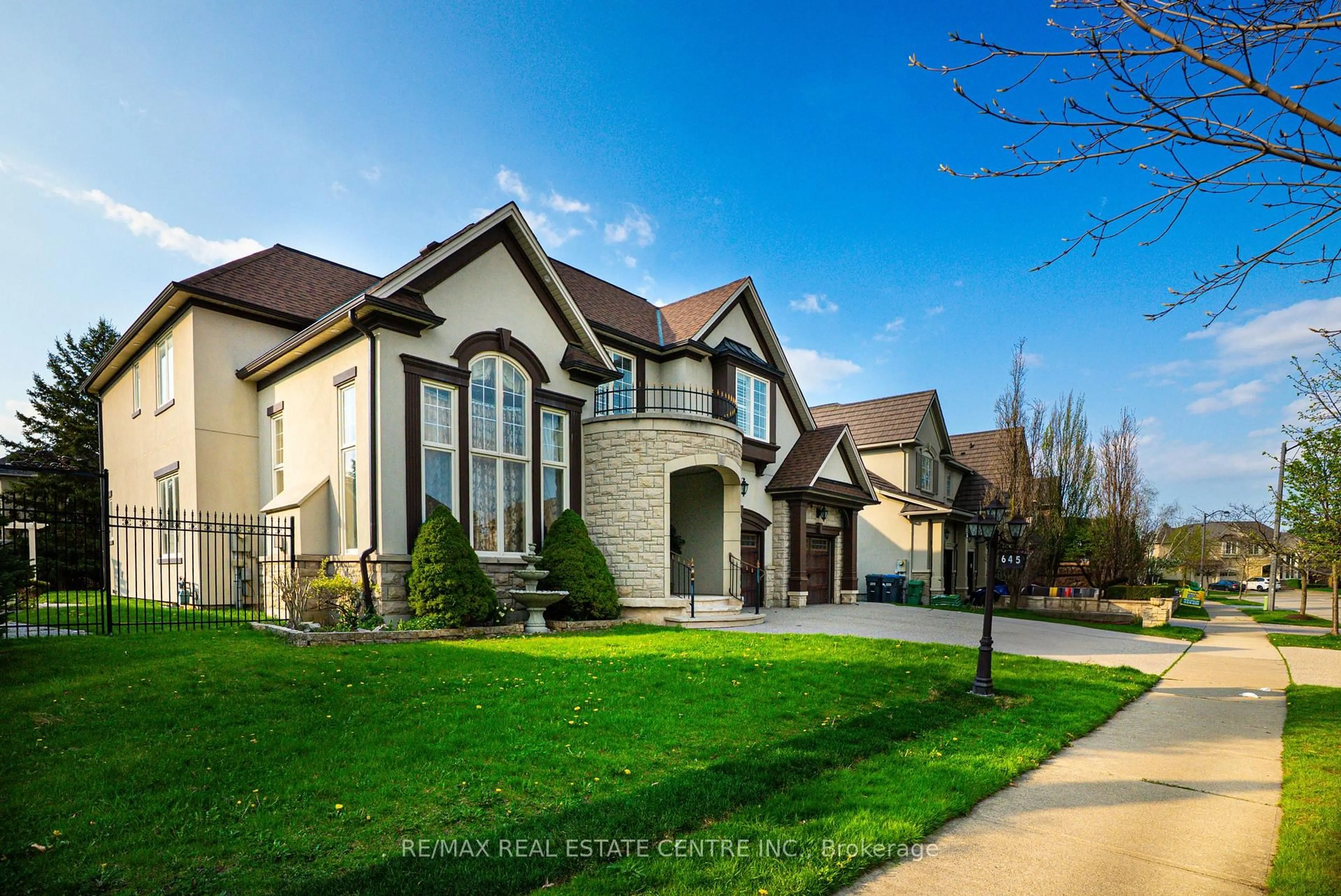 Home with brick exterior material, street for 645 Cranleigh Crt, Mississauga Ontario L5H 4L4