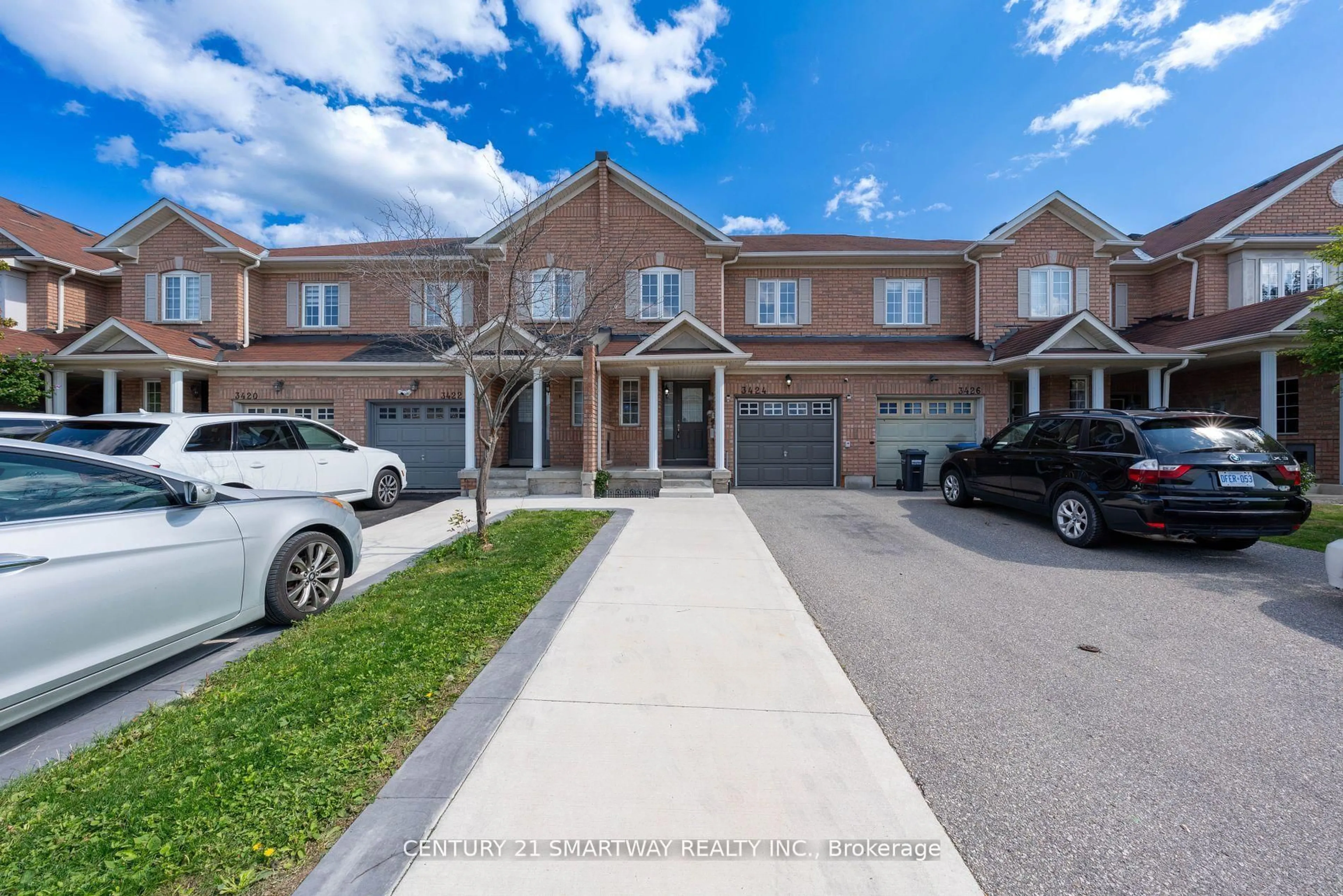 A pic from outside/outdoor area/front of a property/back of a property/a pic from drone, street for 3424 Angel Pass Dr, Mississauga Ontario L5M 7N4