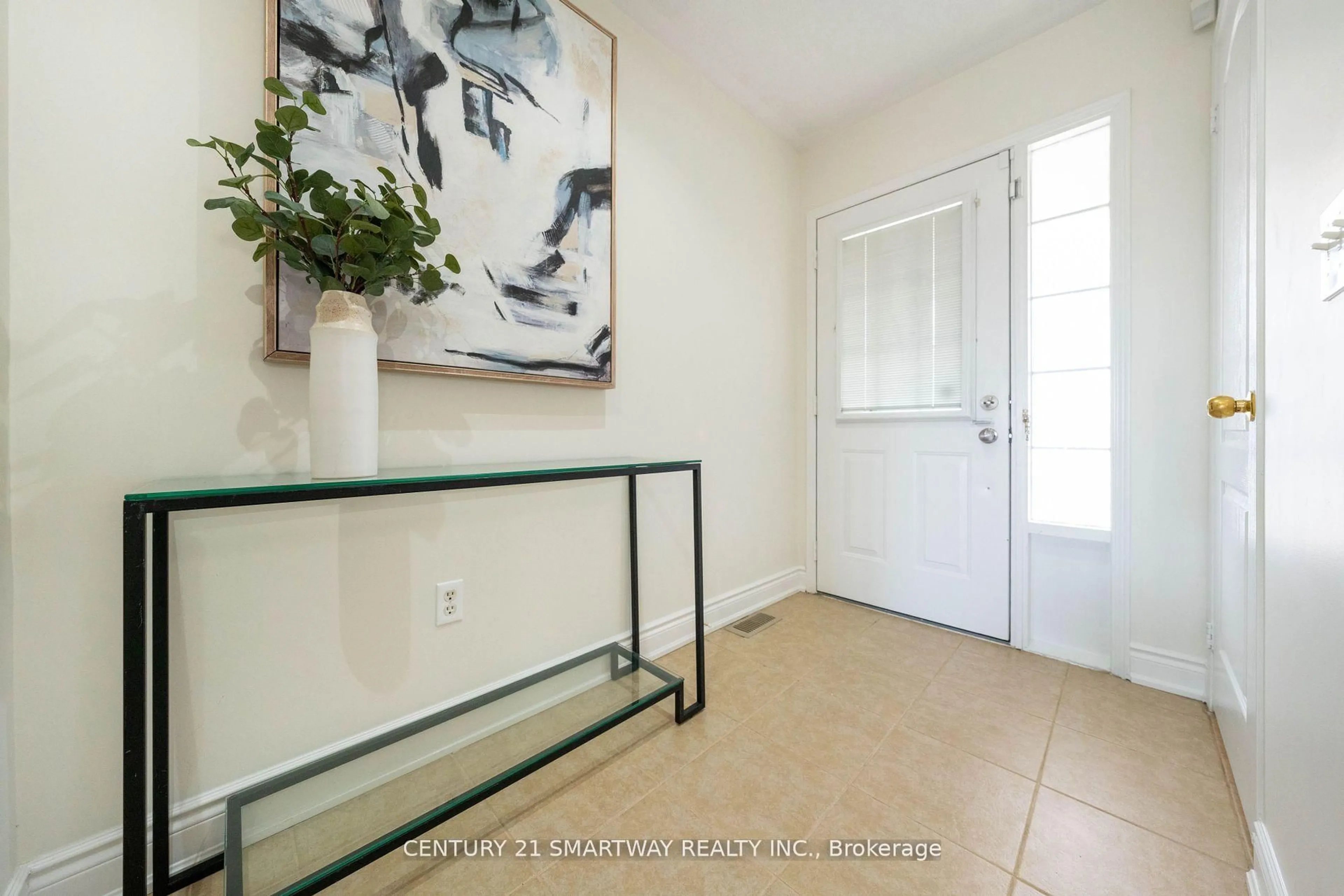 Indoor entryway for 3424 Angel Pass Dr, Mississauga Ontario L5M 7N4