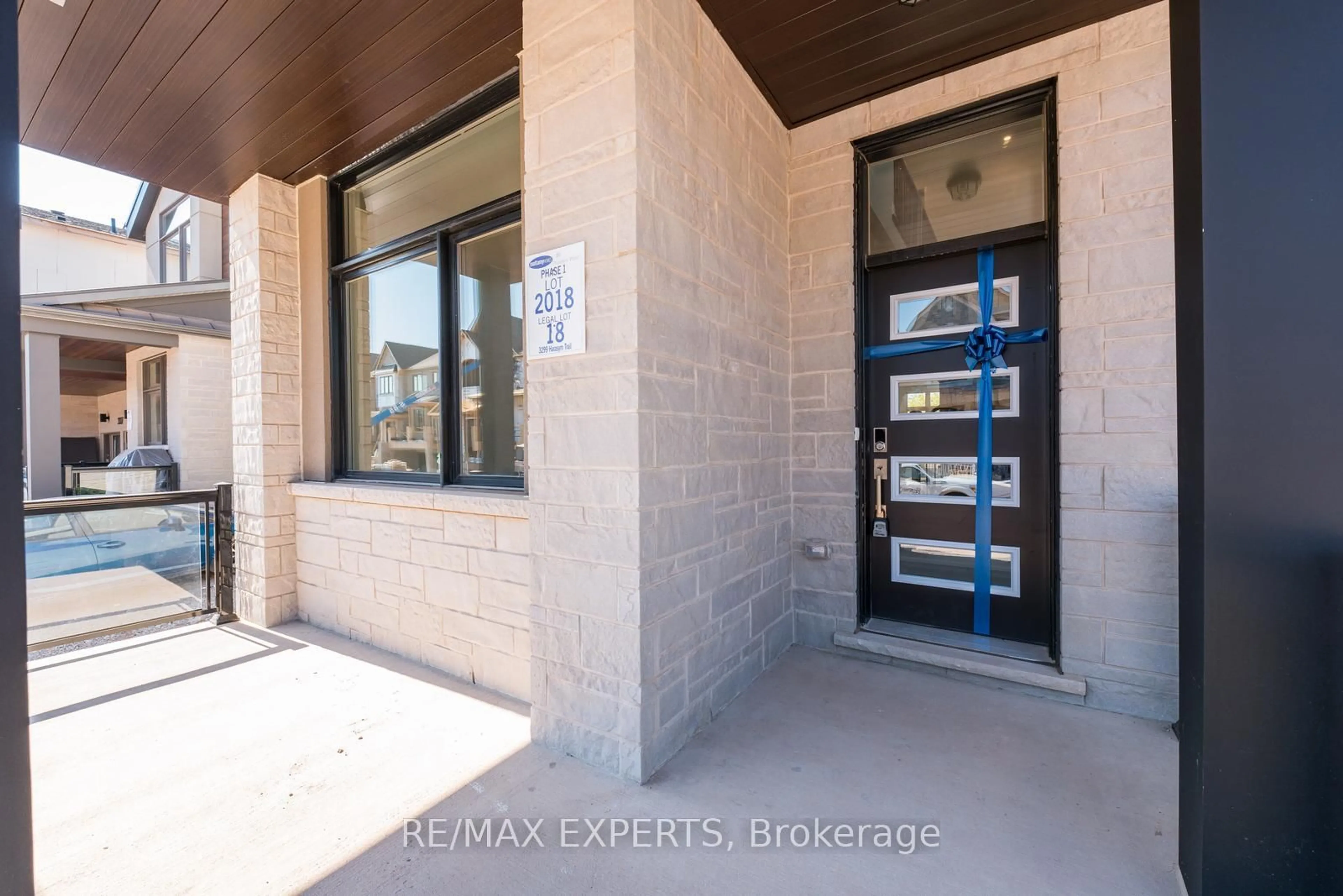 Indoor foyer for 3299 harasym Tr, Oakville Ontario L6H 3S1