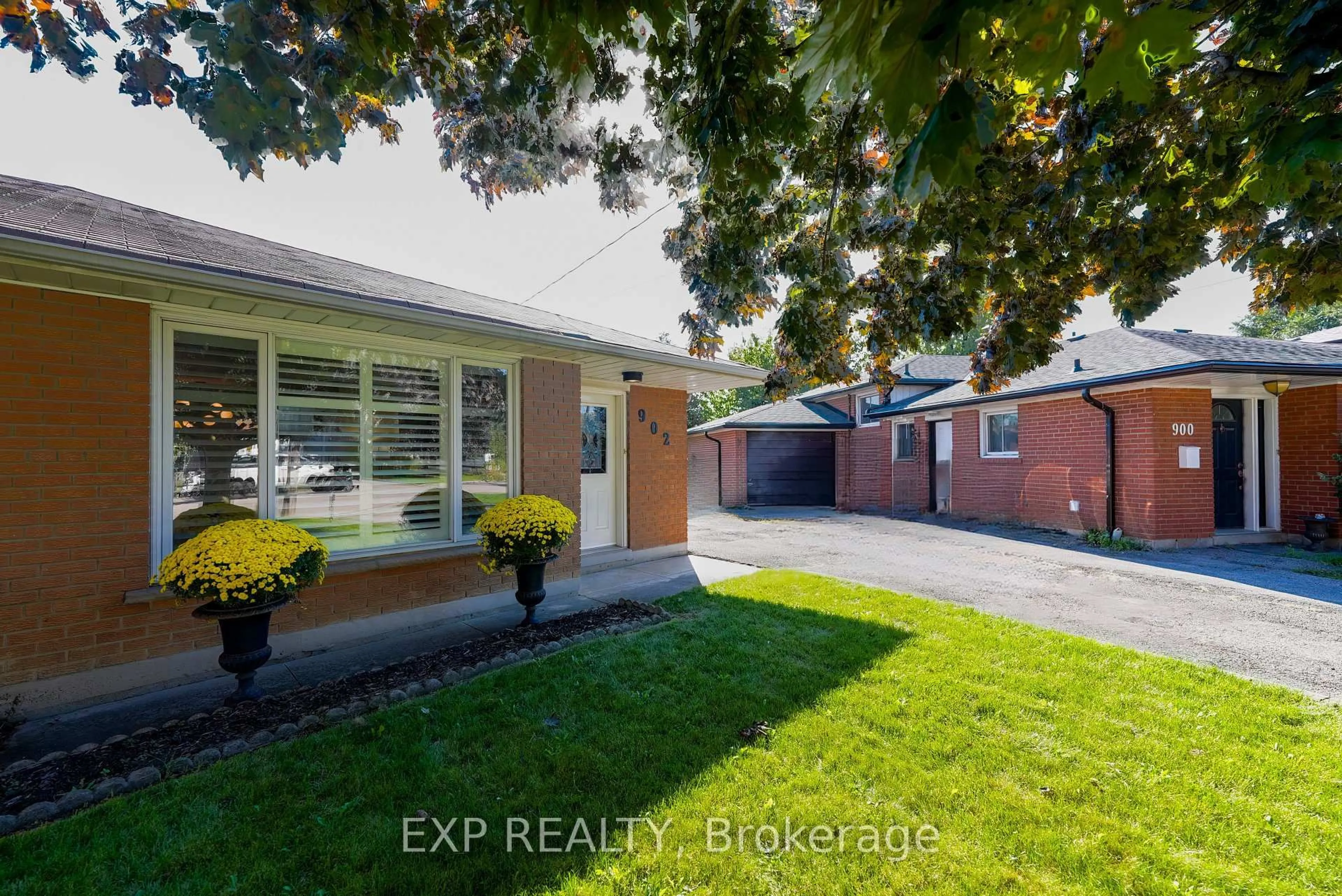 Home with brick exterior material, street for 902 Sixth St, Mississauga Ontario L5E 1N6