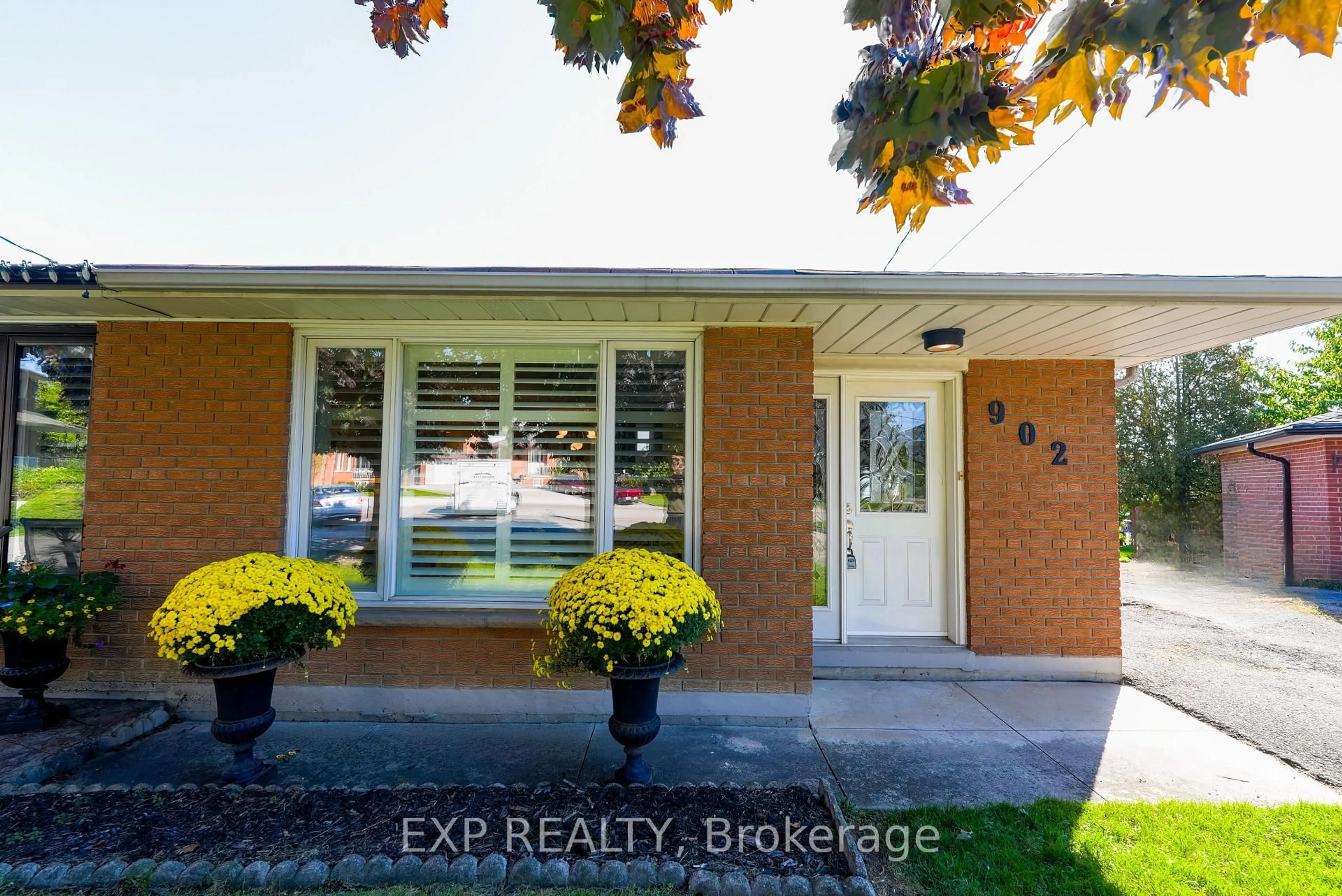 Indoor entryway for 902 Sixth St, Mississauga Ontario L5E 1N6