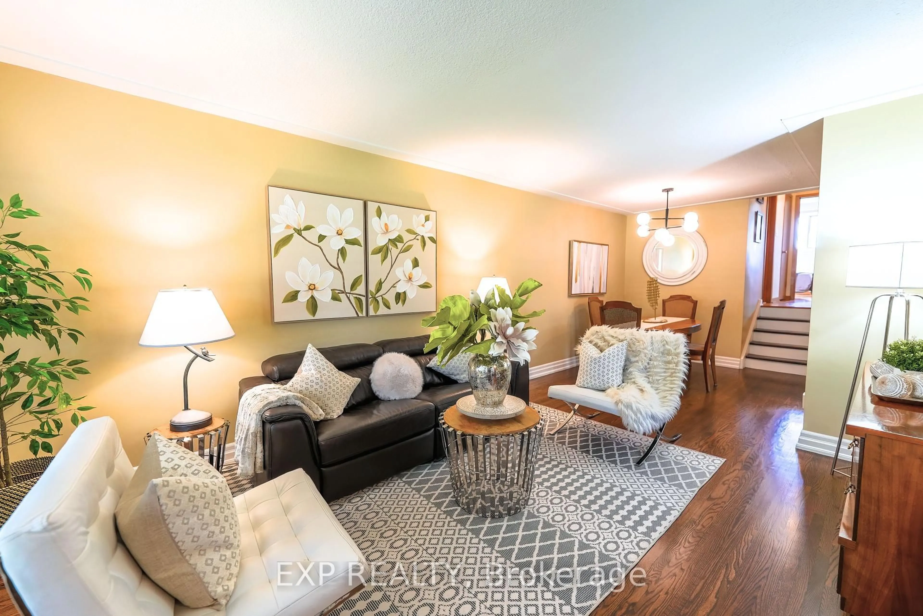 Living room with furniture, wood/laminate floor for 902 Sixth St, Mississauga Ontario L5E 1N6