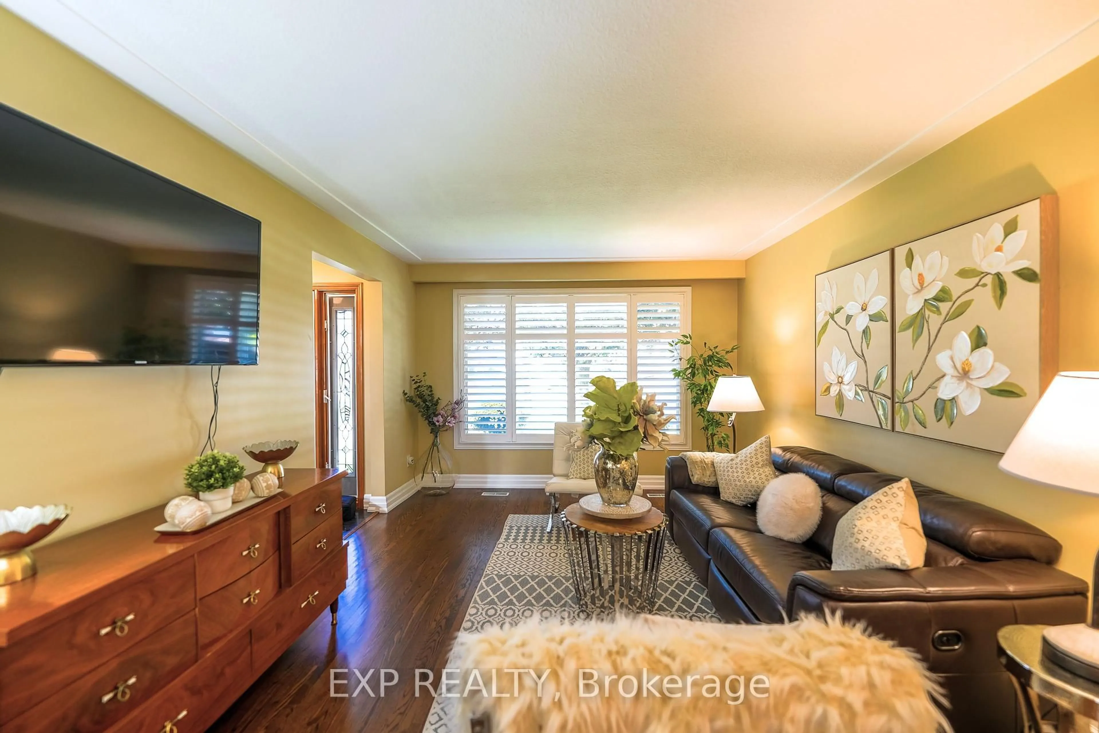 Living room with furniture, wood/laminate floor for 902 Sixth St, Mississauga Ontario L5E 1N6