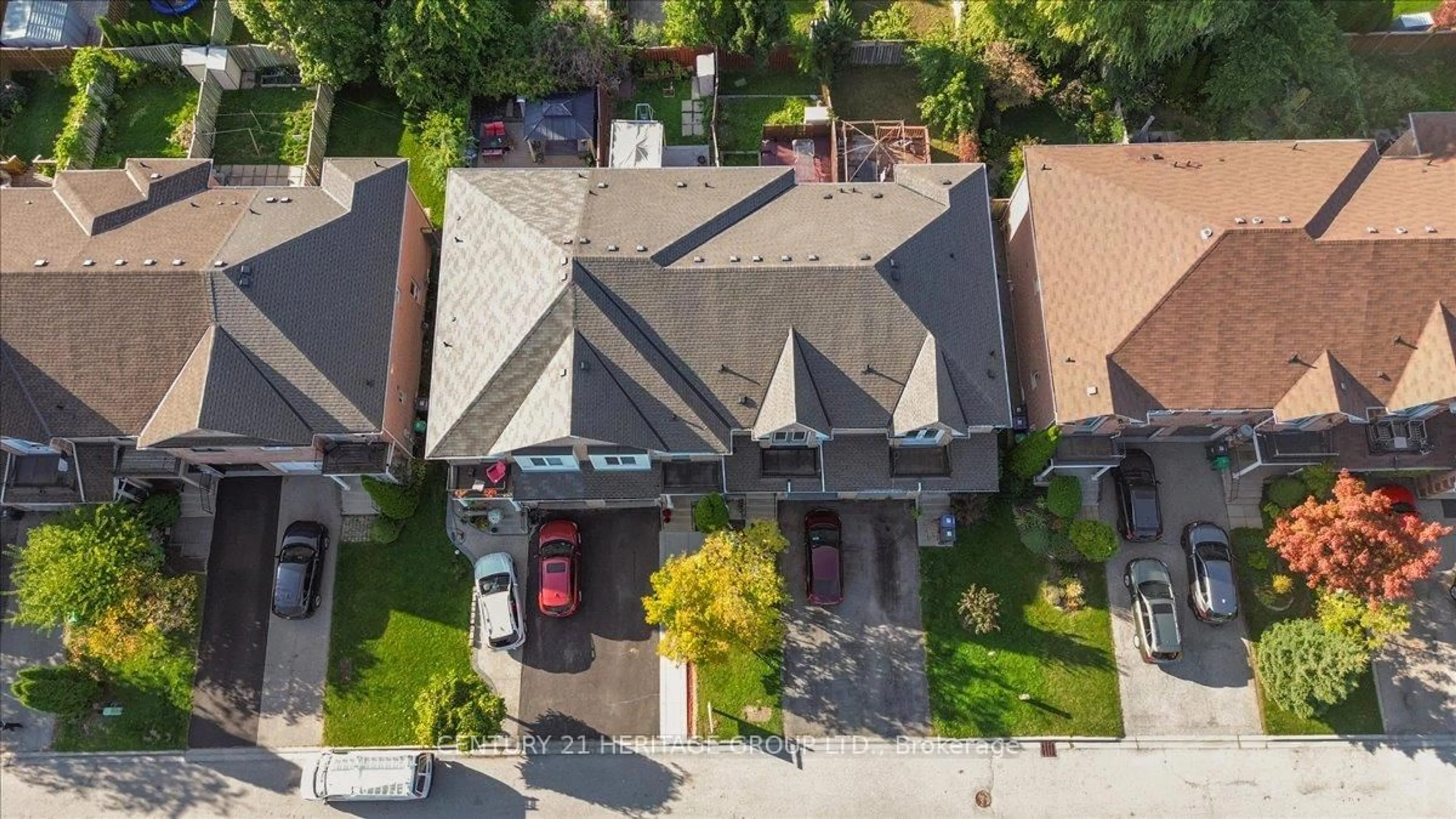 A pic from outside/outdoor area/front of a property/back of a property/a pic from drone, street for 3954 Coachman Circ, Mississauga Ontario L5M 6R3
