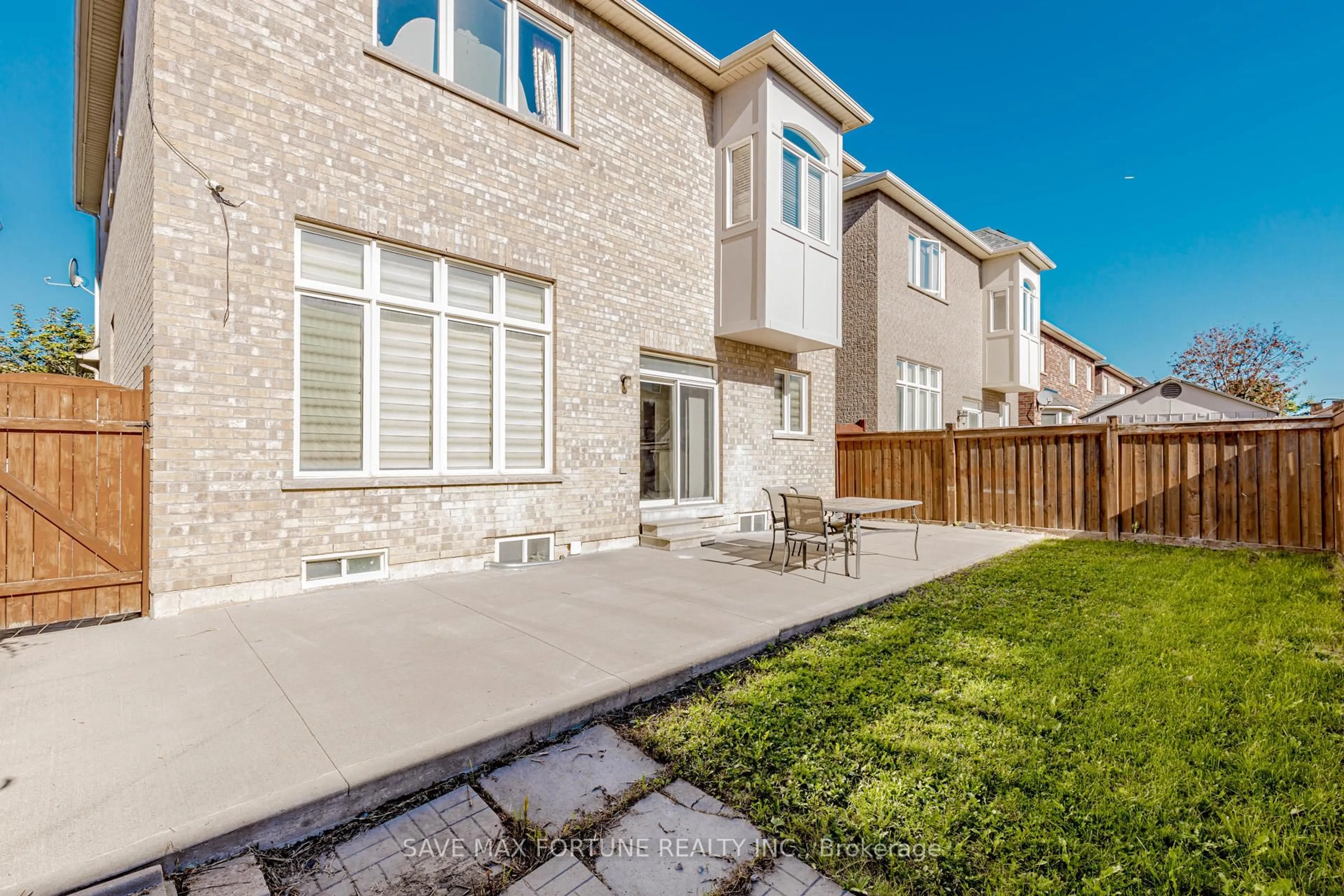 Patio, street for 106 Watsonbrook Dr, Brampton Ontario L6R 0R4