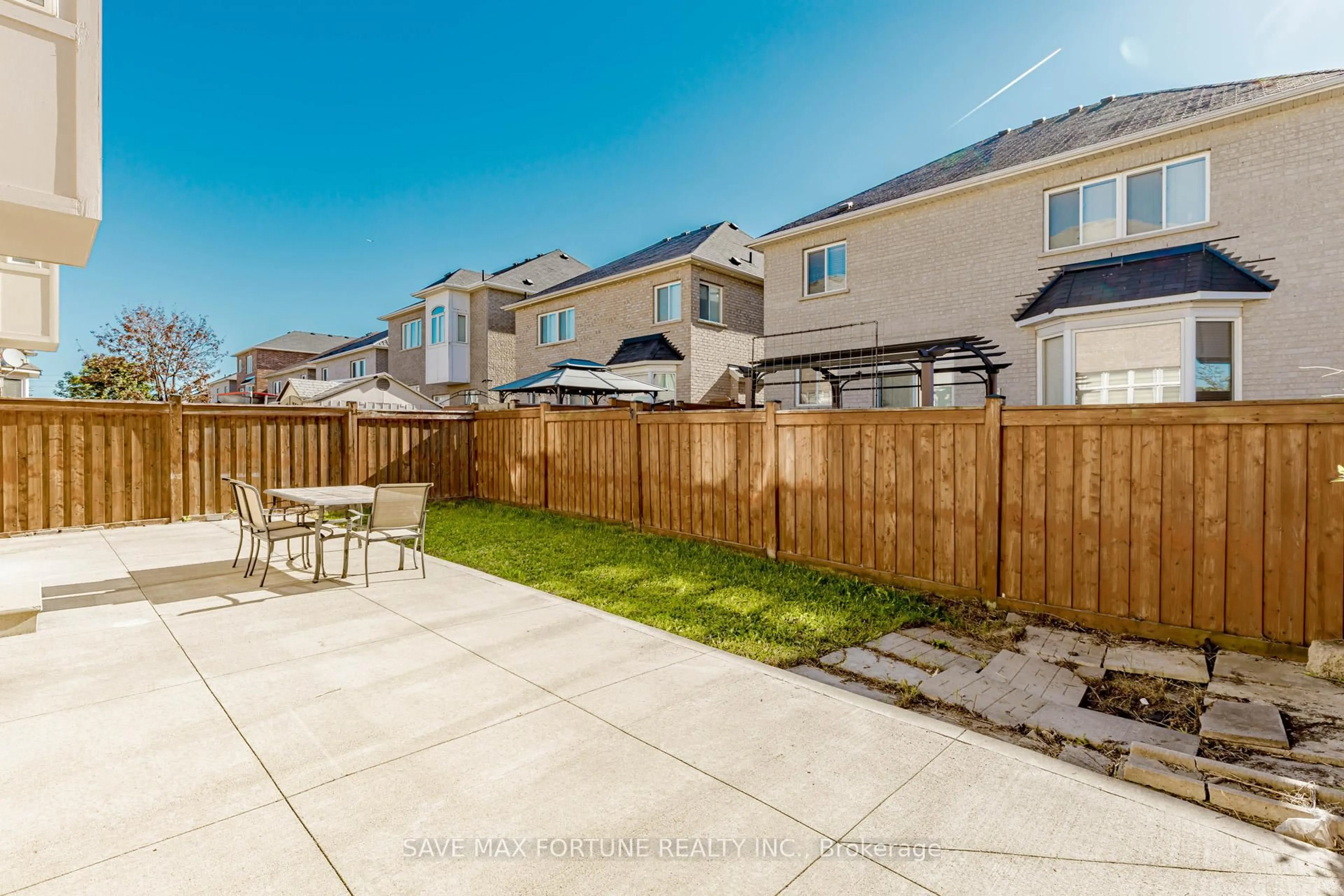 Patio, street for 106 Watsonbrook Dr, Brampton Ontario L6R 0R4