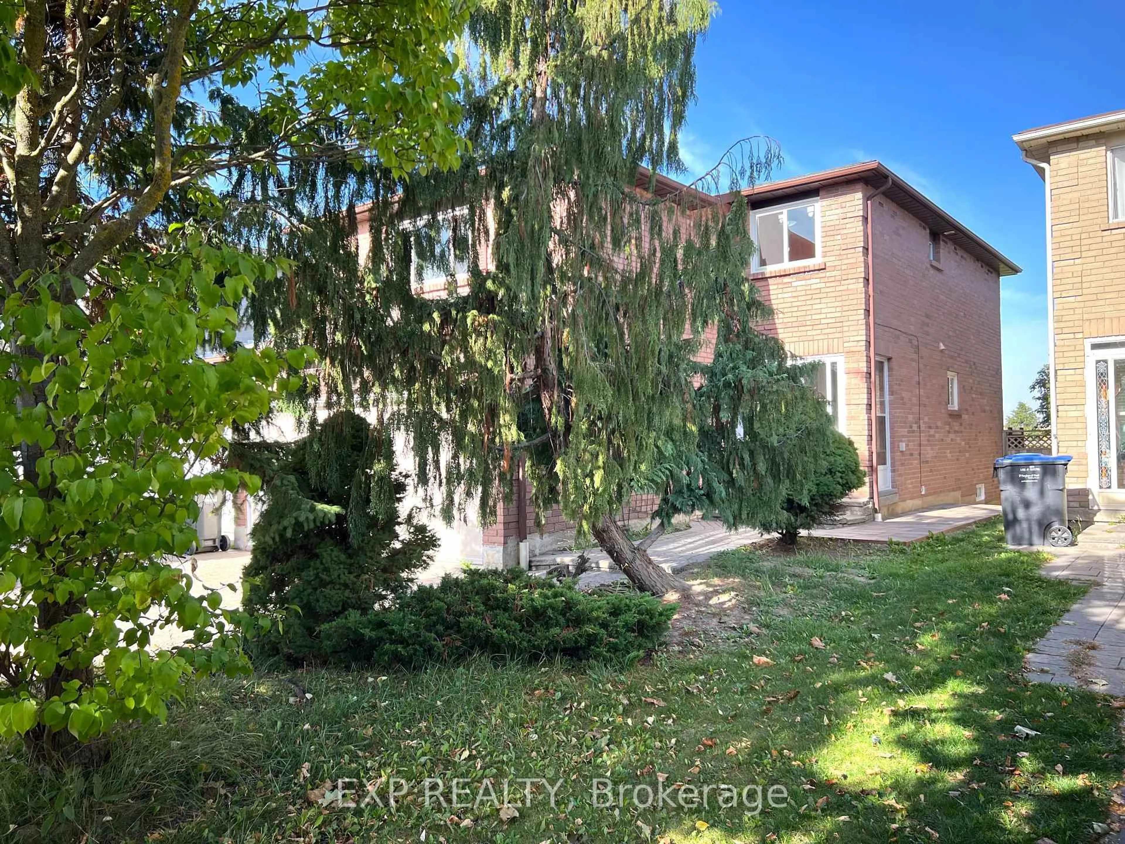A pic from outside/outdoor area/front of a property/back of a property/a pic from drone, street for 6074 Duford Dr, Mississauga Ontario L5V 1A8