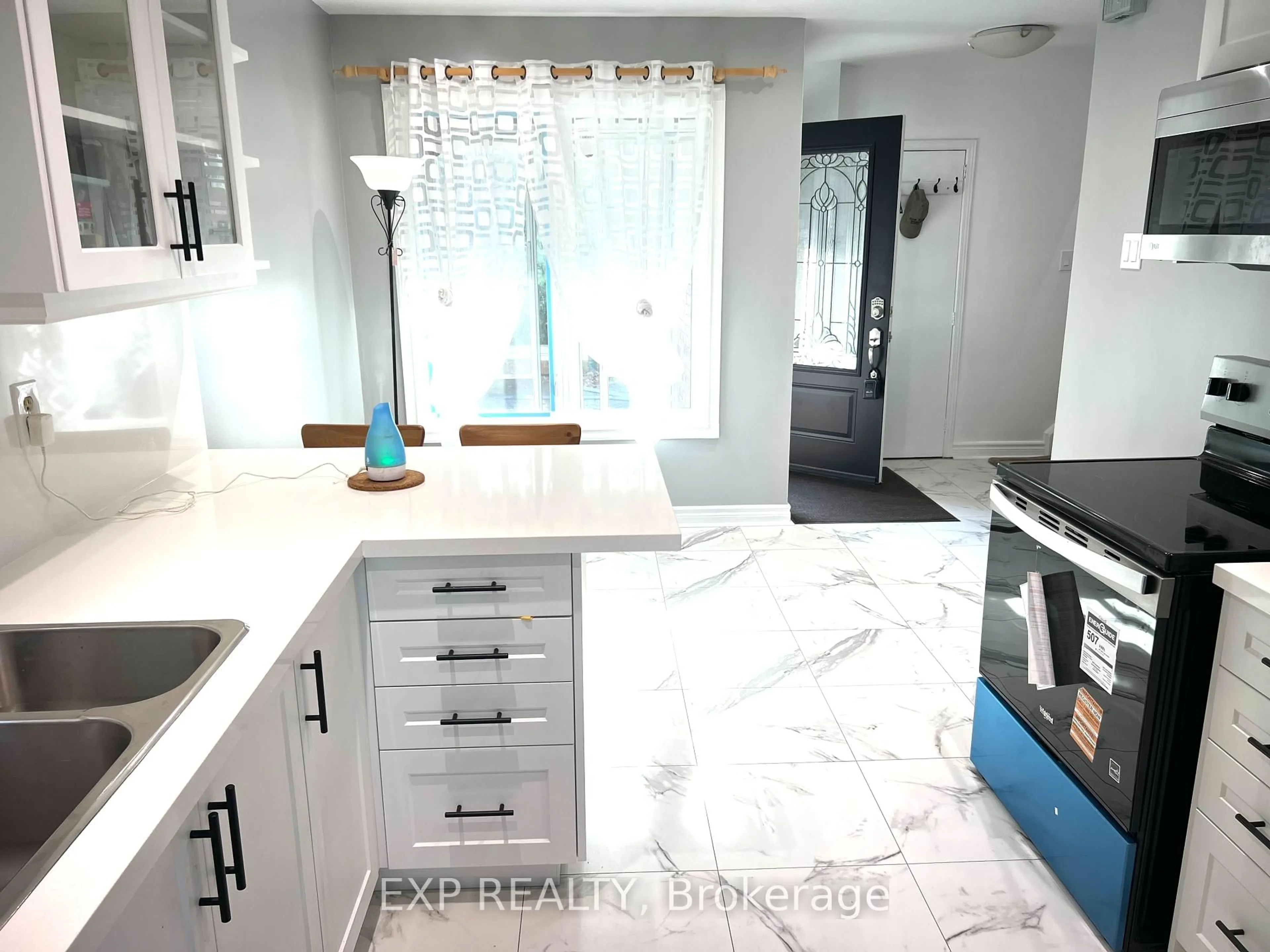 Contemporary kitchen, ceramic/tile floor for 6074 Duford Dr, Mississauga Ontario L5V 1A8
