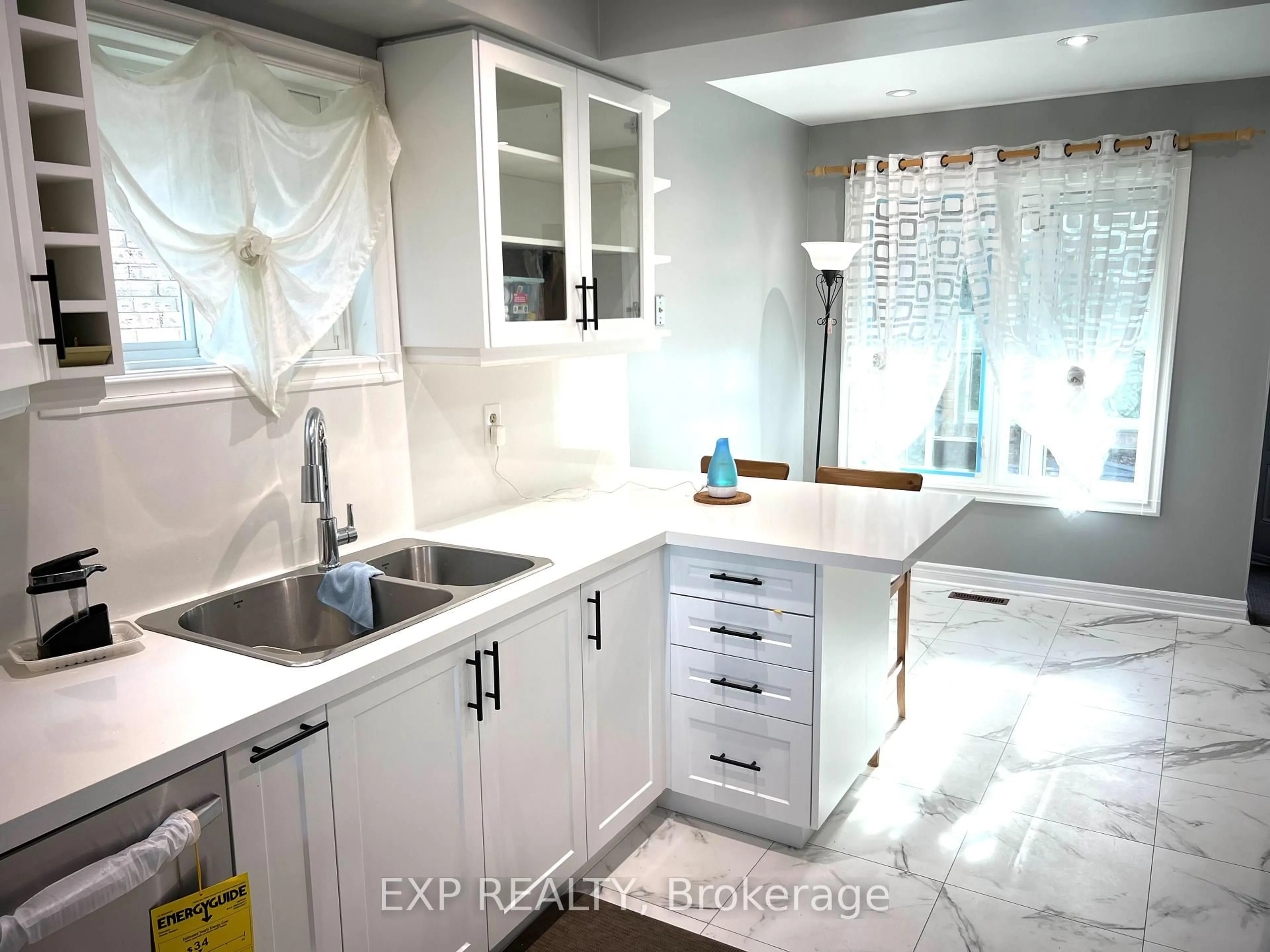 Standard kitchen, ceramic/tile floor for 6074 Duford Dr, Mississauga Ontario L5V 1A8