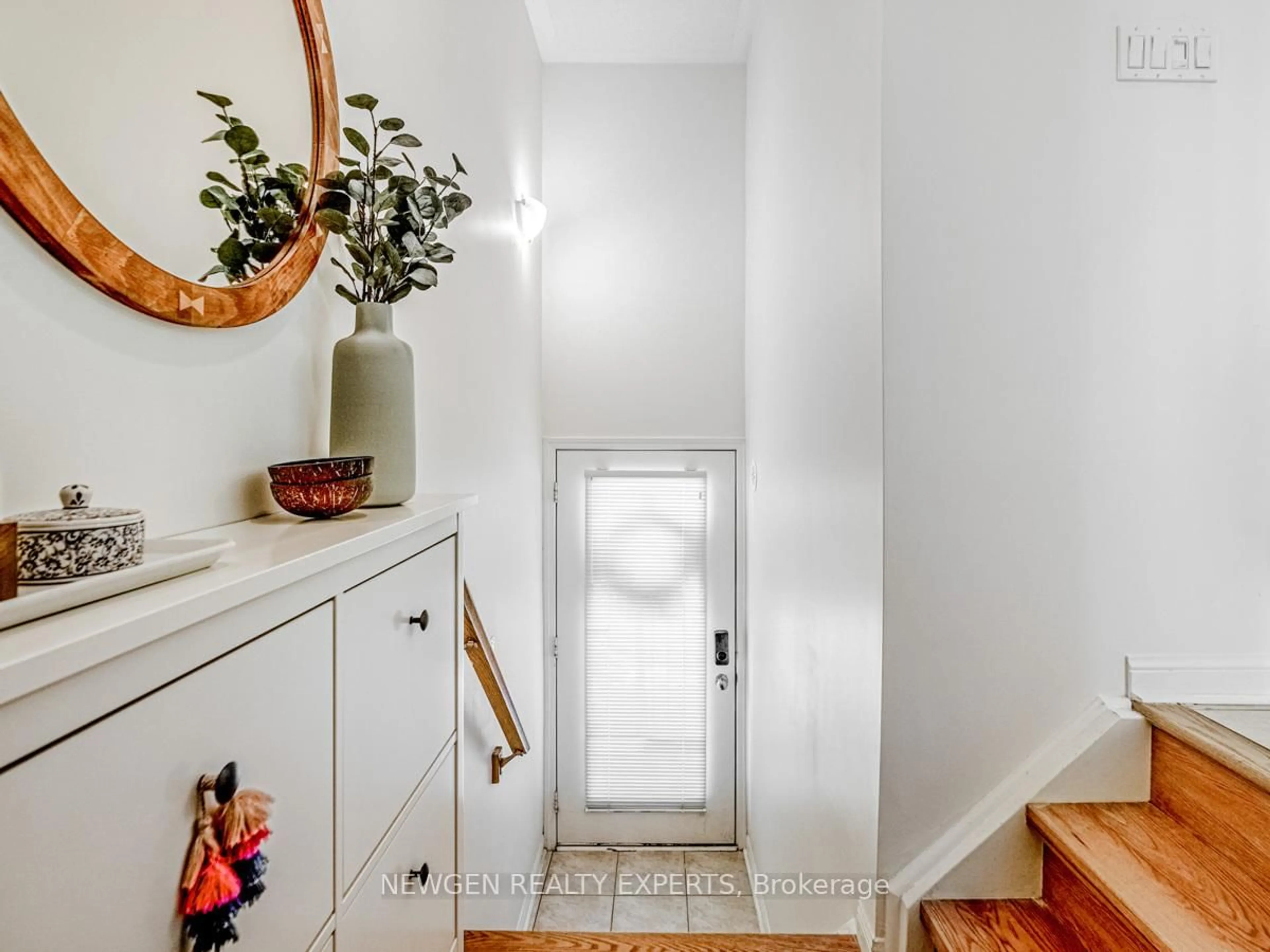 Indoor entryway for 5650 Winston Churchill Blvd #85, Mississauga Ontario L5M 0L7