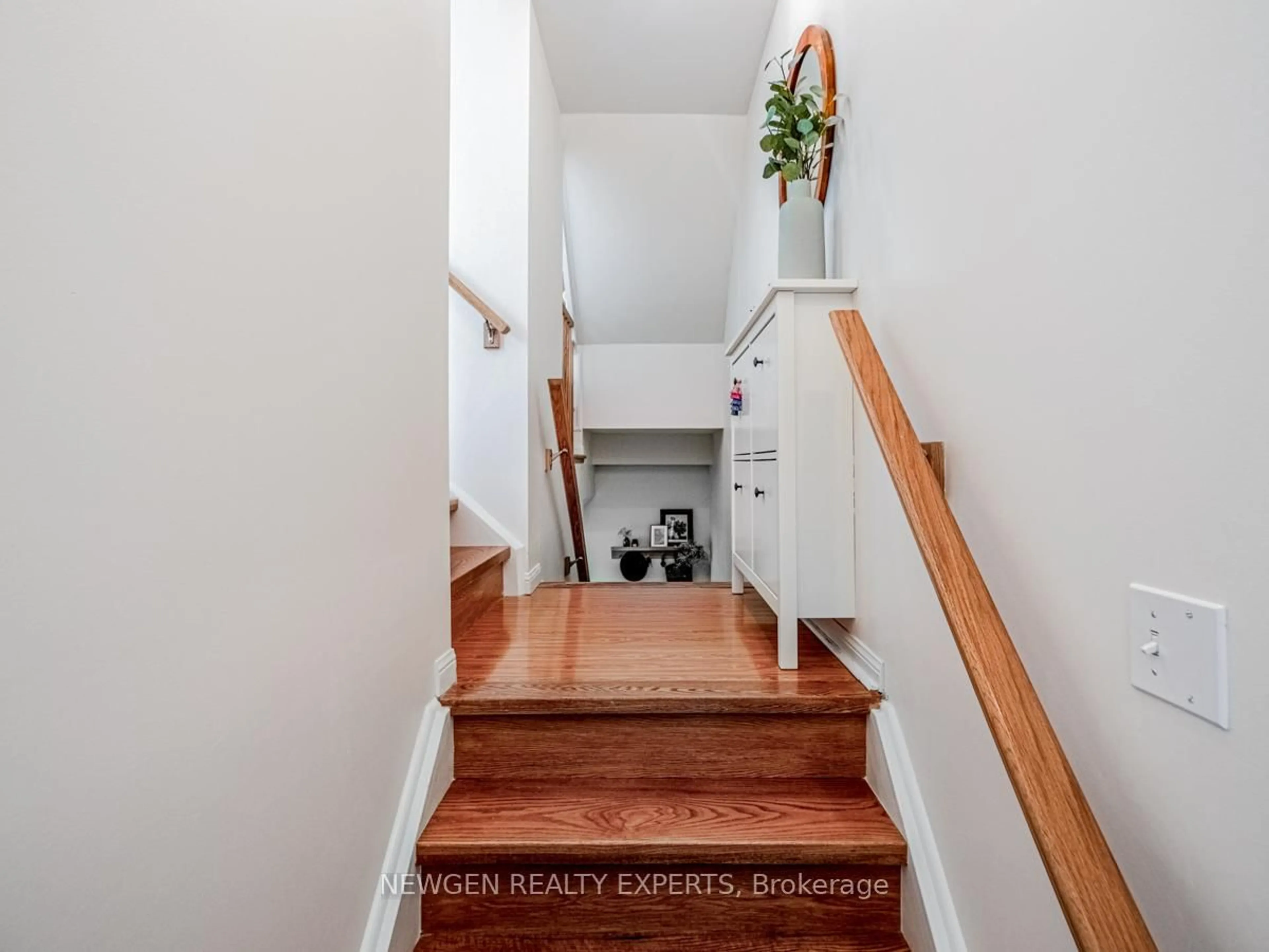 Indoor entryway for 5650 Winston Churchill Blvd #85, Mississauga Ontario L5M 0L7