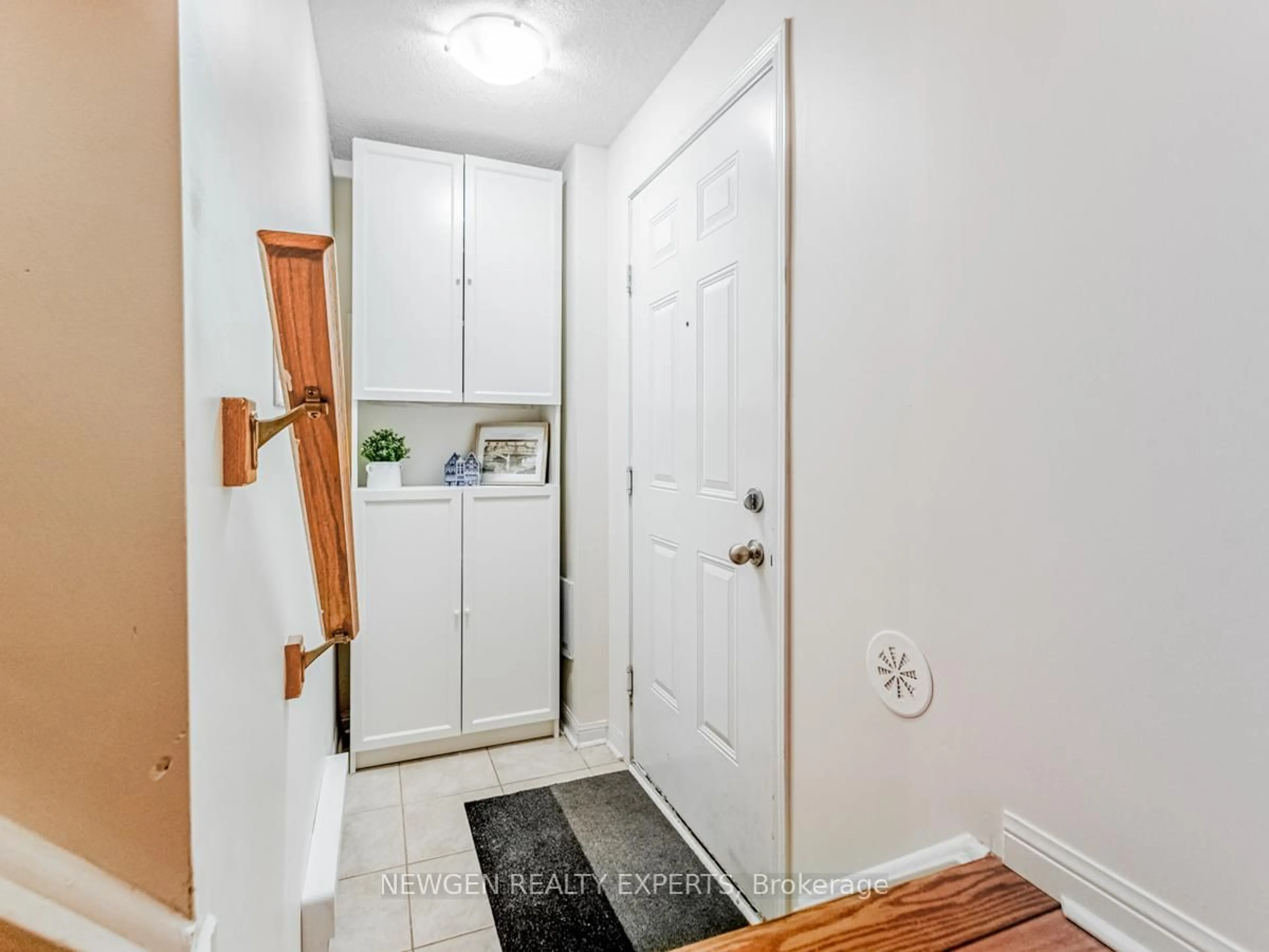 Indoor entryway for 5650 Winston Churchill Blvd #85, Mississauga Ontario L5M 0L7
