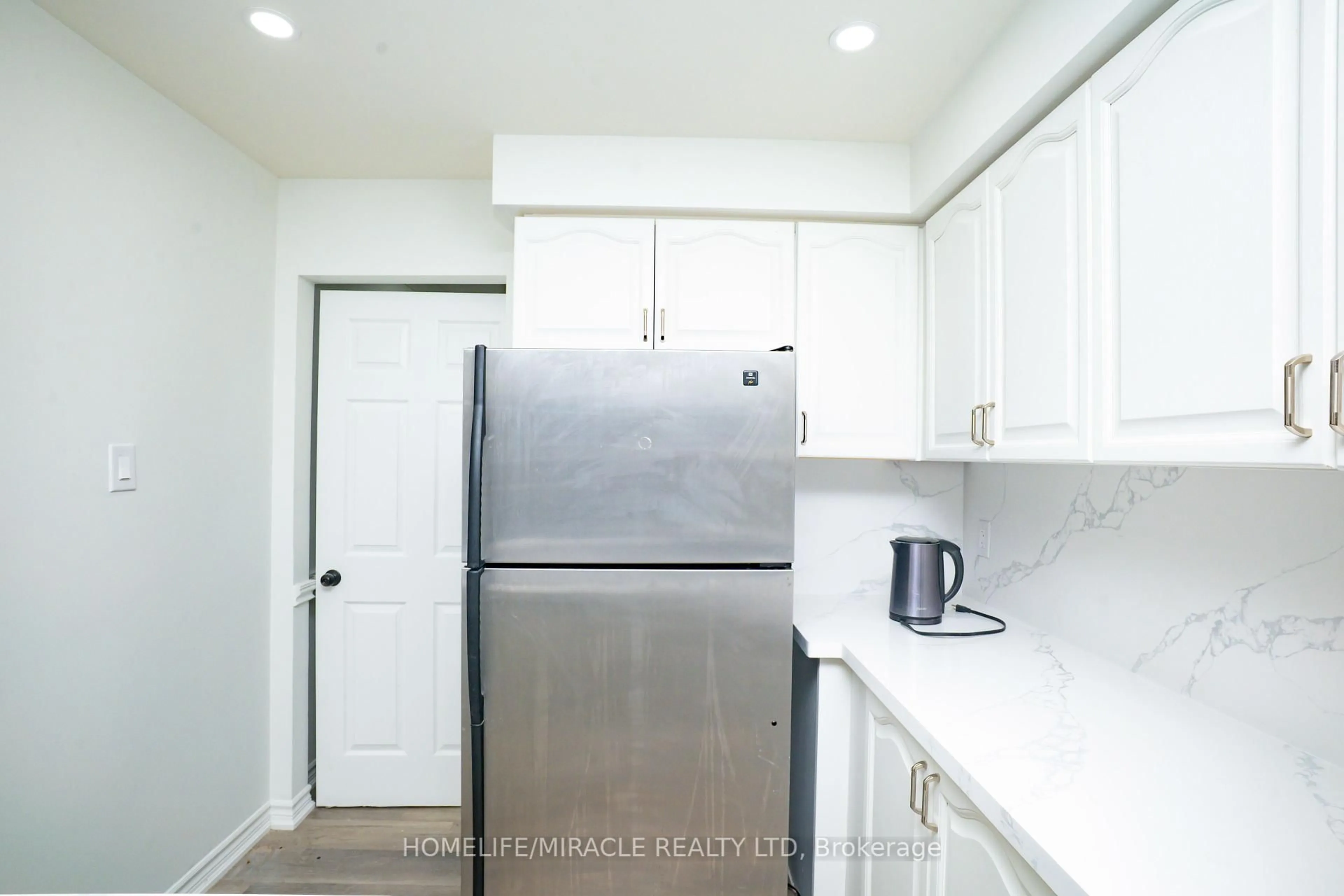 Standard kitchen, unknown for 27 Killaloe Cres, Halton Hills Ontario L7G 5N2