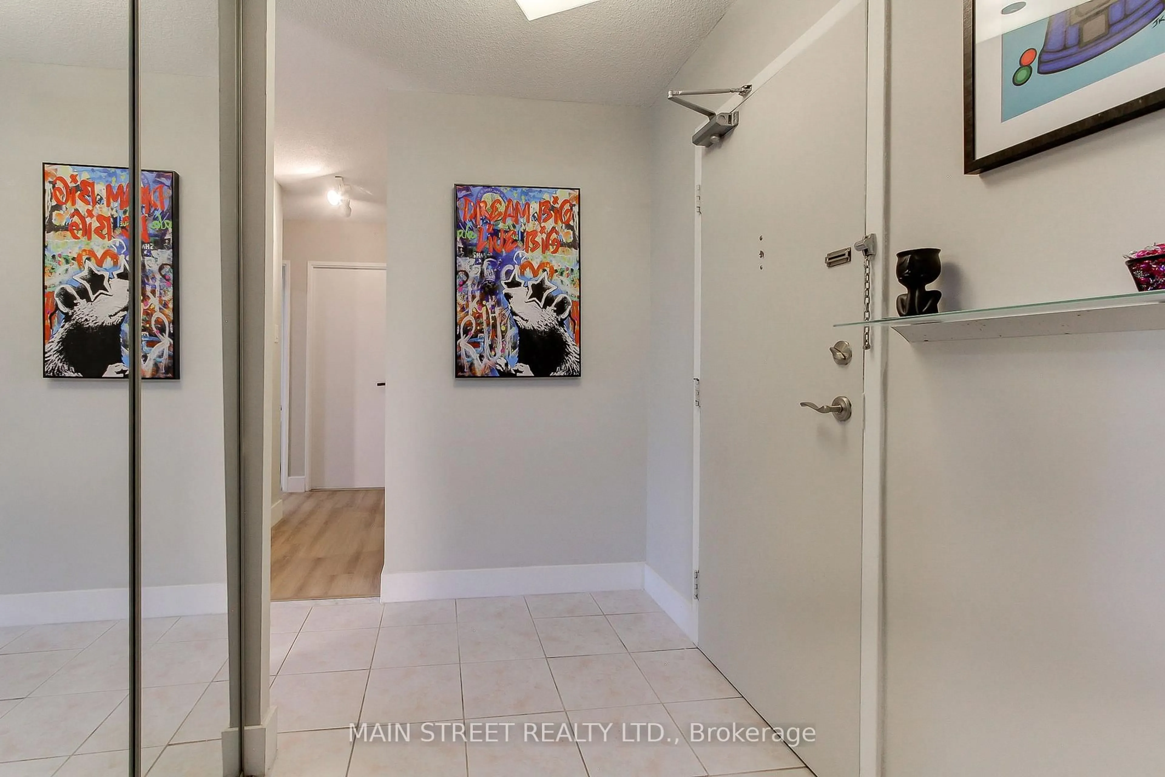 Indoor entryway for 355 Rathburn Rd #307, Mississauga Ontario L4Z 1H4