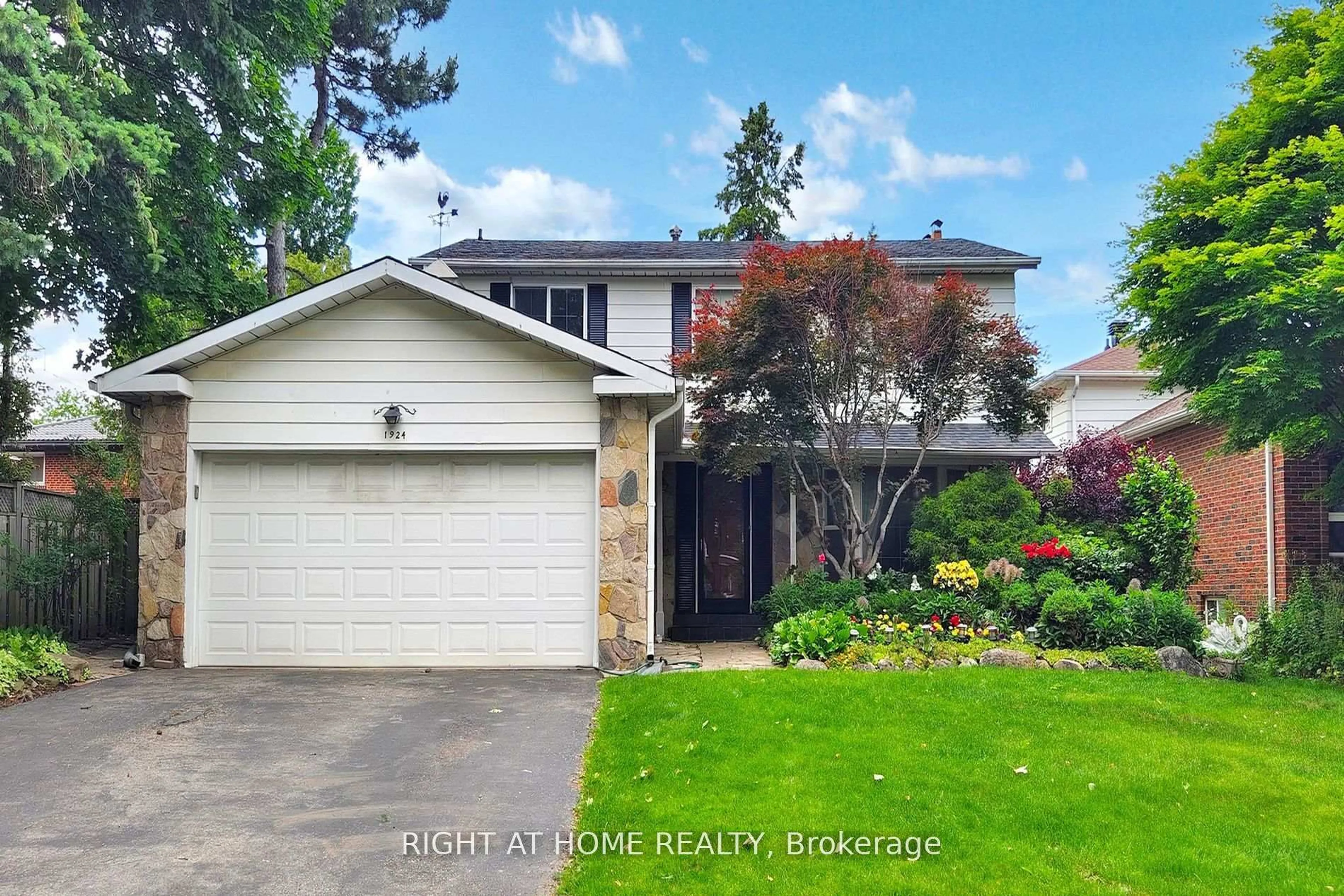 Unknown for 1924 Steepbank Cres, Mississauga Ontario L4X 1T8