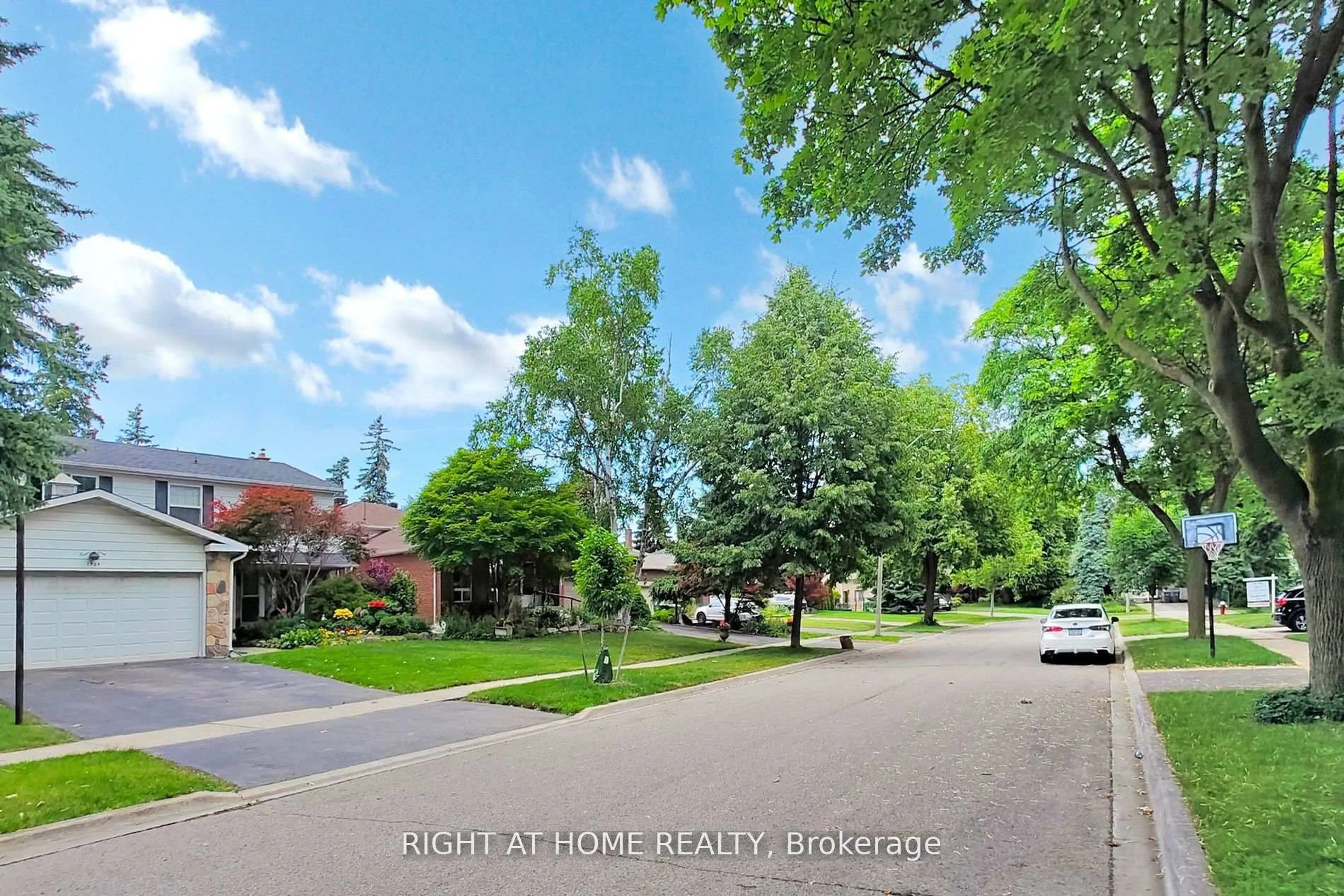 A pic from outside/outdoor area/front of a property/back of a property/a pic from drone, street for 1924 Steepbank Cres, Mississauga Ontario L4X 1T8