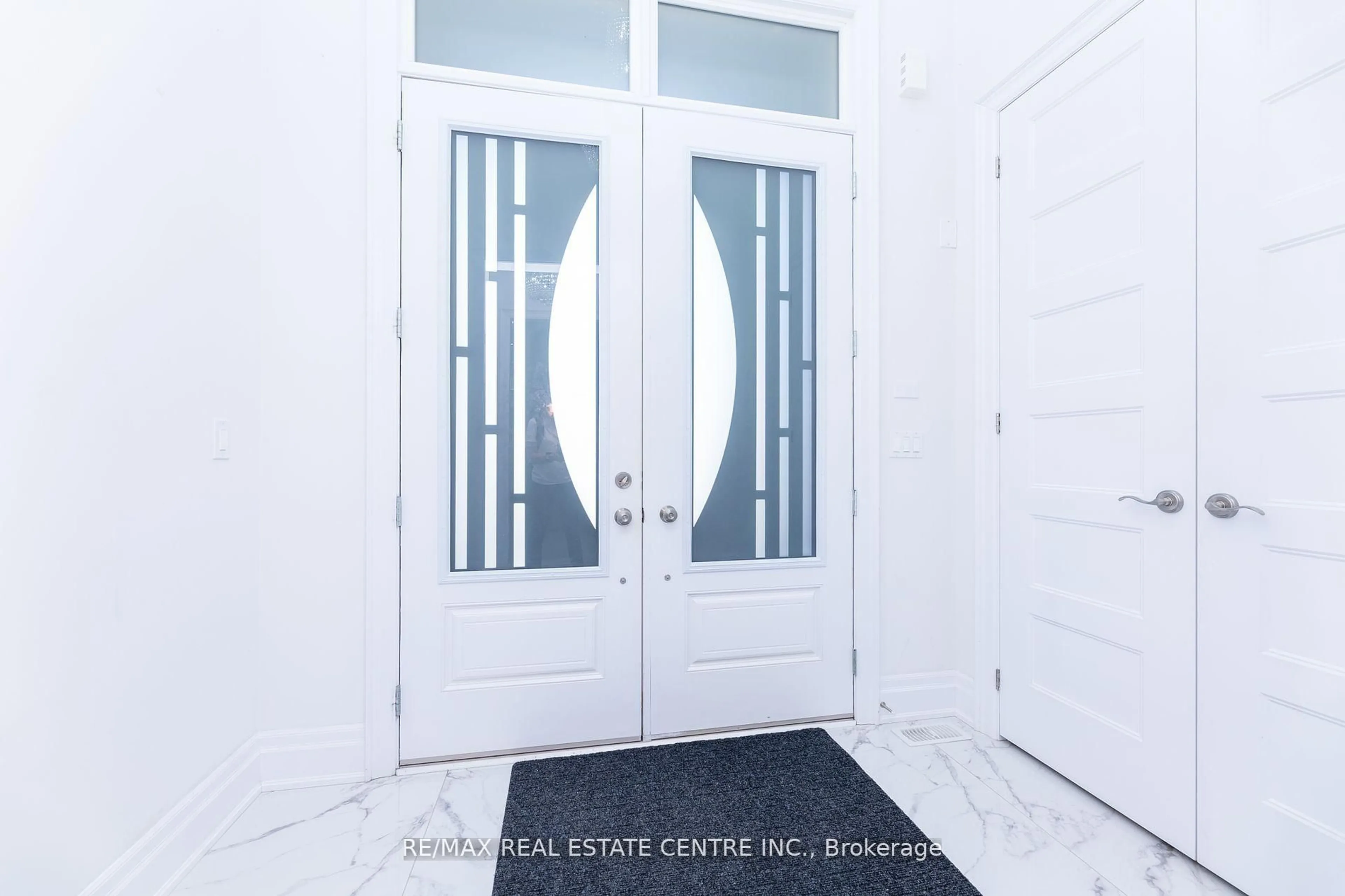 Indoor entryway for 3422 Post Rd, Oakville Ontario L6H 0Y4
