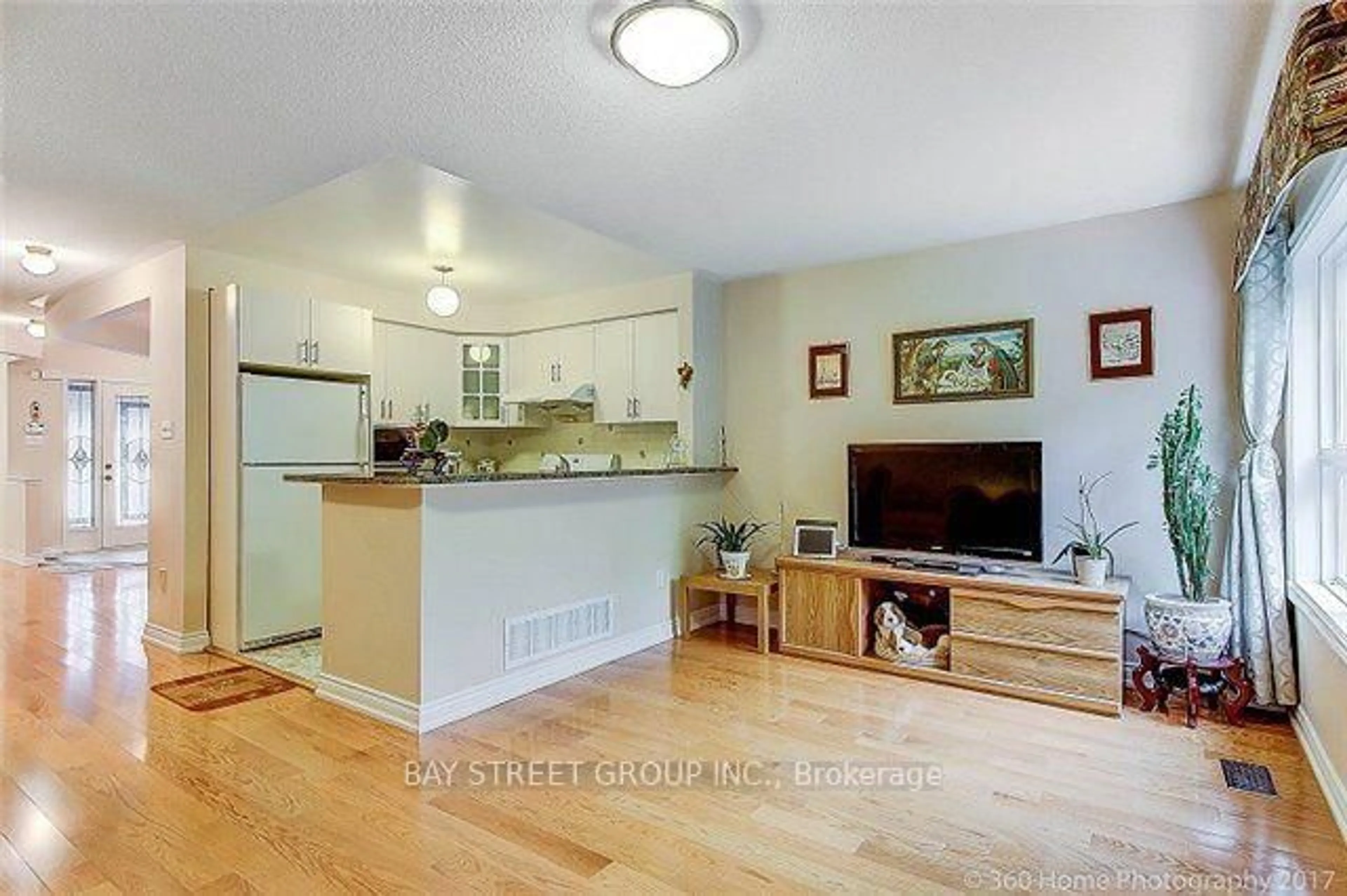 Open concept kitchen, wood/laminate floor for 2870 Westbury Crt, Mississauga Ontario L5M 6B3