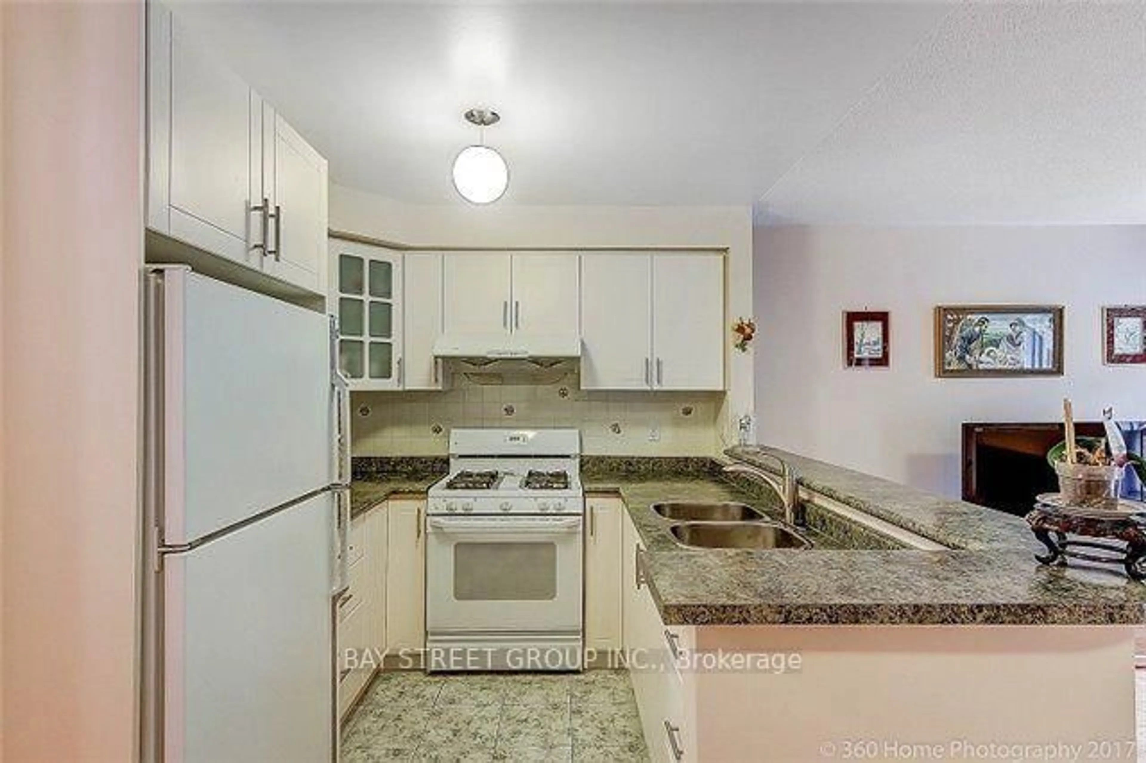 Standard kitchen, ceramic/tile floor for 2870 Westbury Crt, Mississauga Ontario L5M 6B3