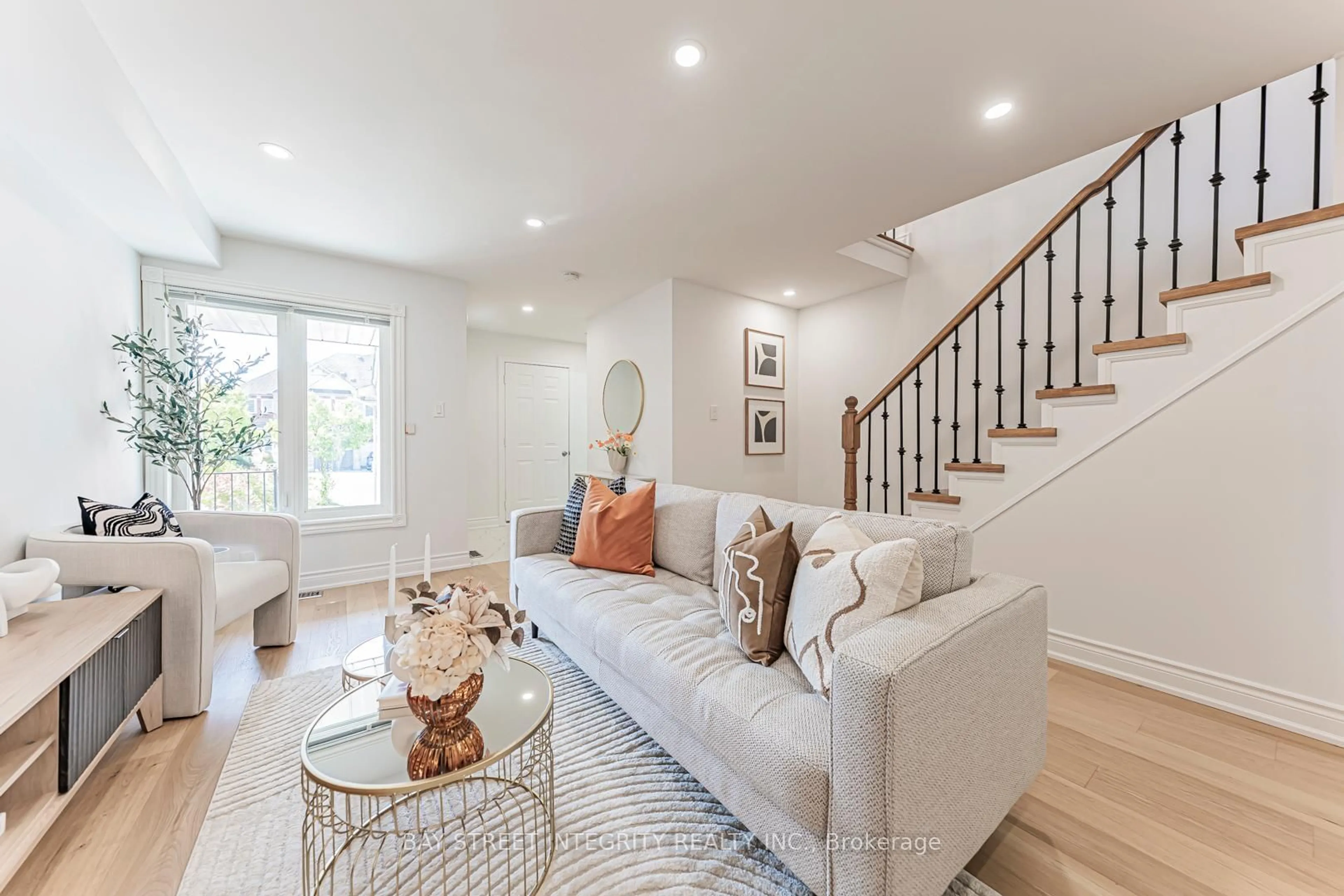 Living room with furniture, unknown for 6847 Dillingwood Dr, Mississauga Ontario L5N 6Z9