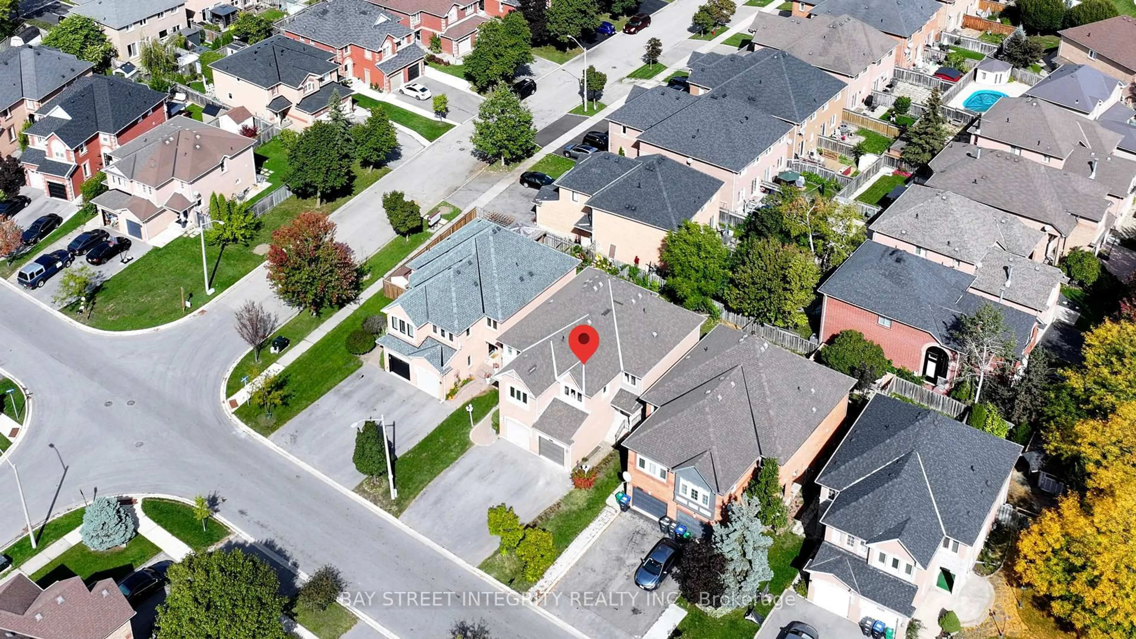 A pic from outside/outdoor area/front of a property/back of a property/a pic from drone, street for 6847 Dillingwood Dr, Mississauga Ontario L5N 6Z9