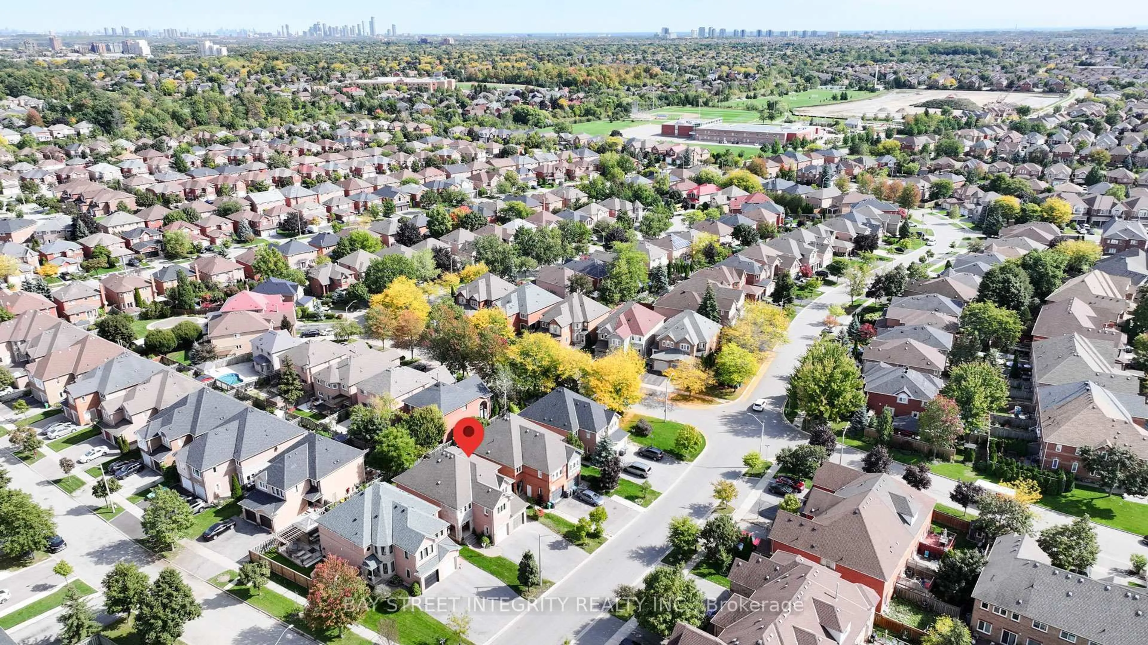 A pic from outside/outdoor area/front of a property/back of a property/a pic from drone, street for 6847 Dillingwood Dr, Mississauga Ontario L5N 6Z9